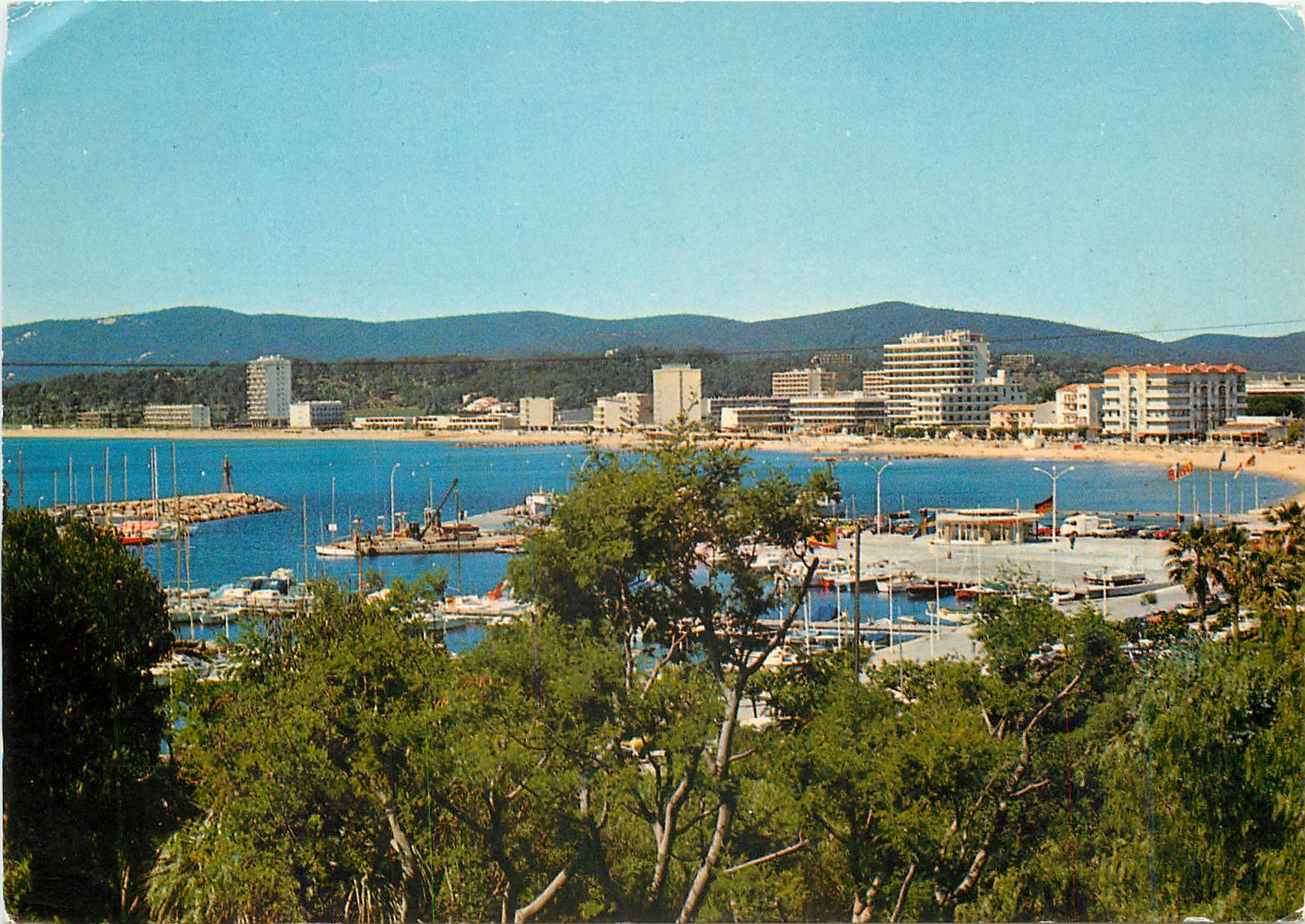 CPM La Cote d'Azur Varoise Le Lavandou Vue generale 