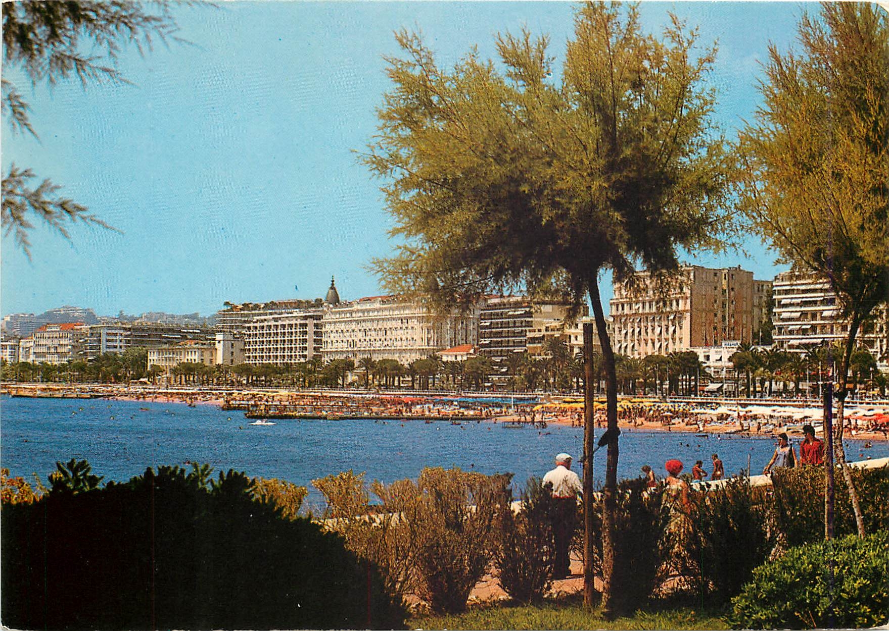 CPM Cannes Une partie de la Croisette Vue prise depuis les jardins du Palm Beach 