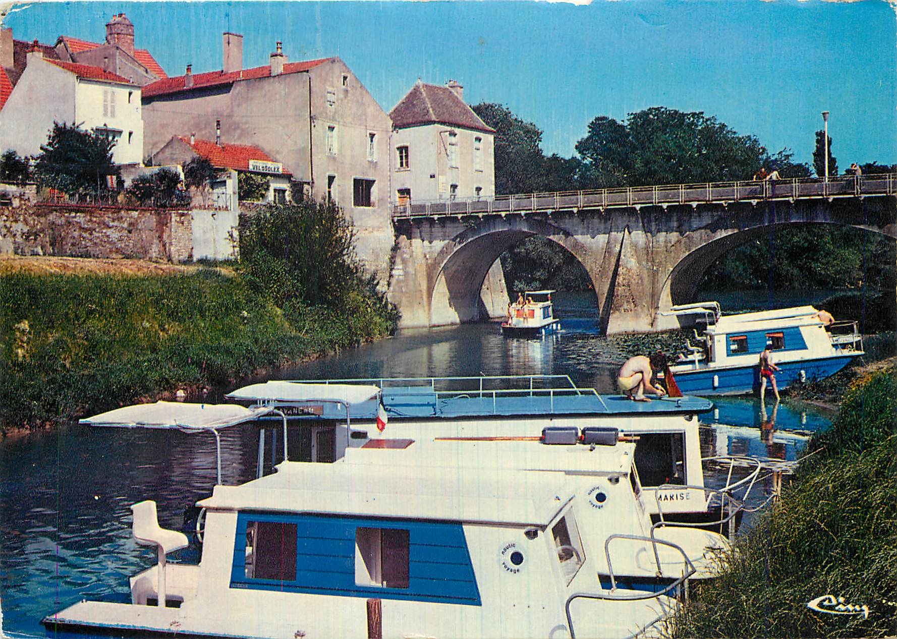 Verdun-sur-le-Doubs — Quai du Petit Doubs et pont Saint-Jean — Cimy