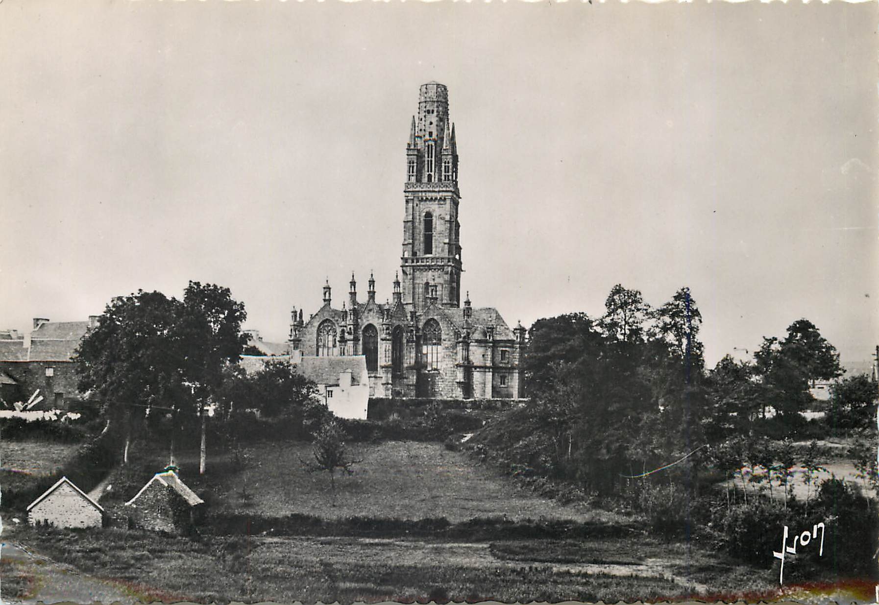 CPM Lampaul Finistere Vue generale de l'Eglise 