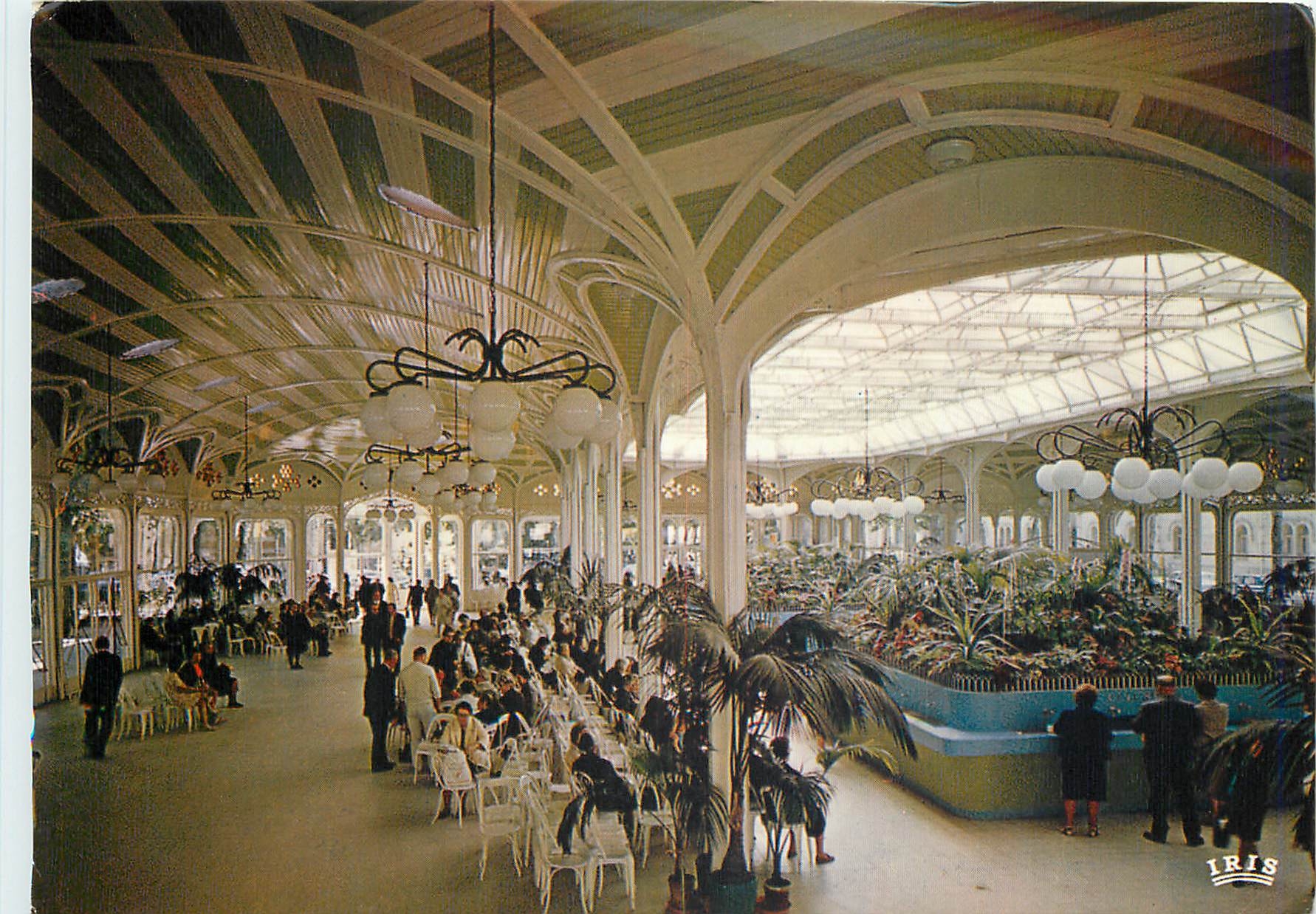 CPM Vichy Allier Reine des villes d'eaux Le Hall des Sources 