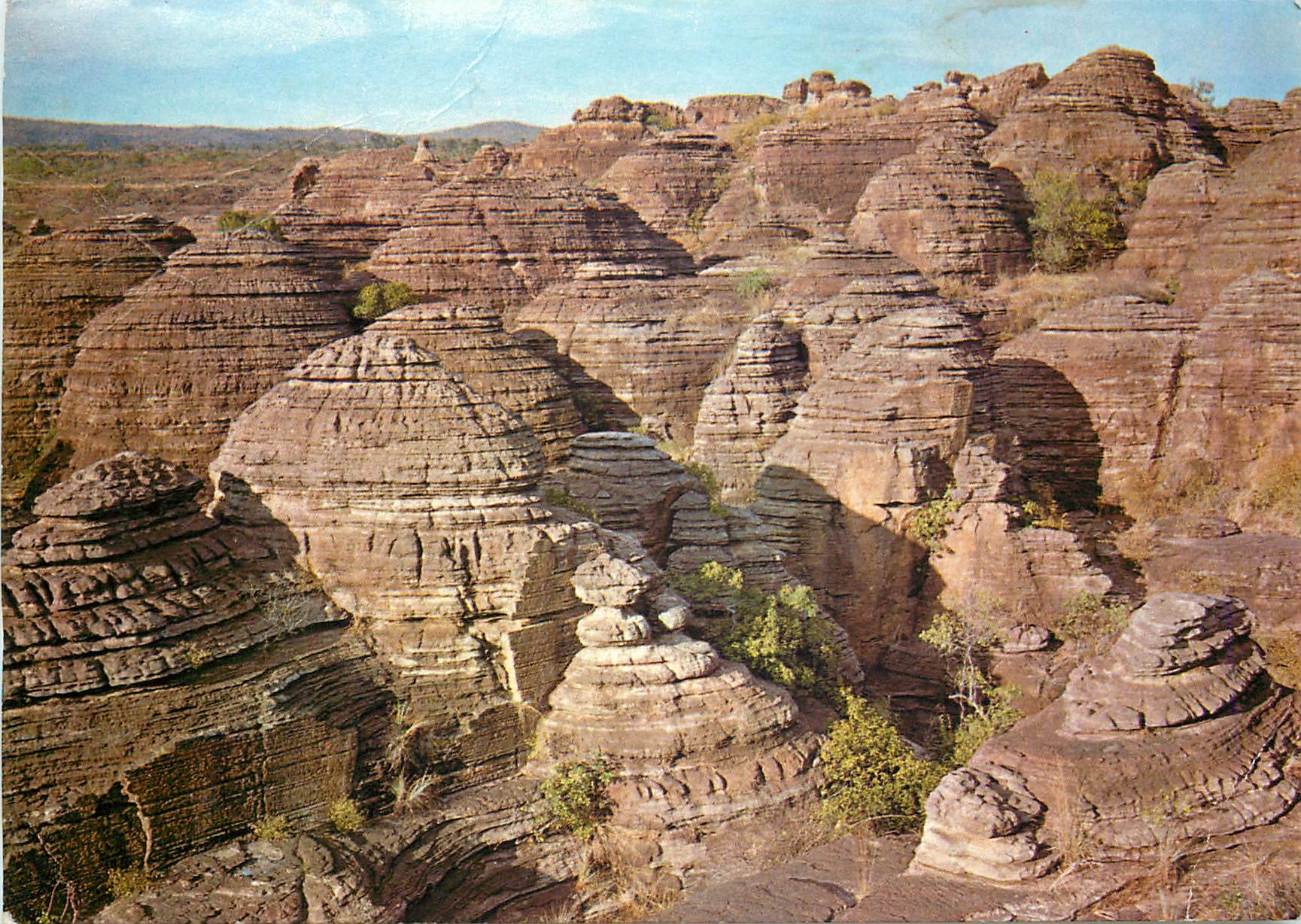 Haute-Volta — Curieux dômes dans la falaise de FABEDUGU (13 km de BANFORA) — Photo DIAVOLTA - 771/352