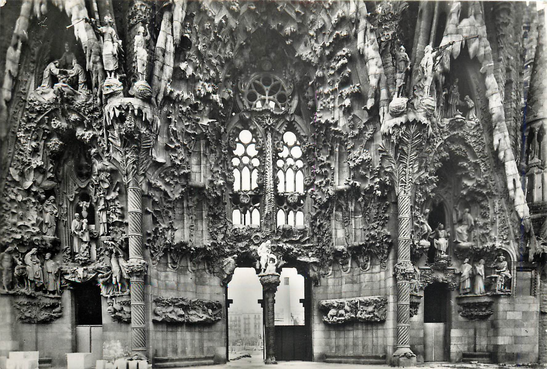 CPM Barcelona Templo Expiatorio da la Sagrada Familia 