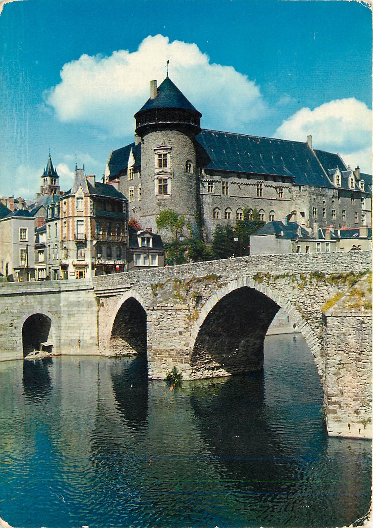 CPM Laval Mayenne Le Chateau et le vieux Port 