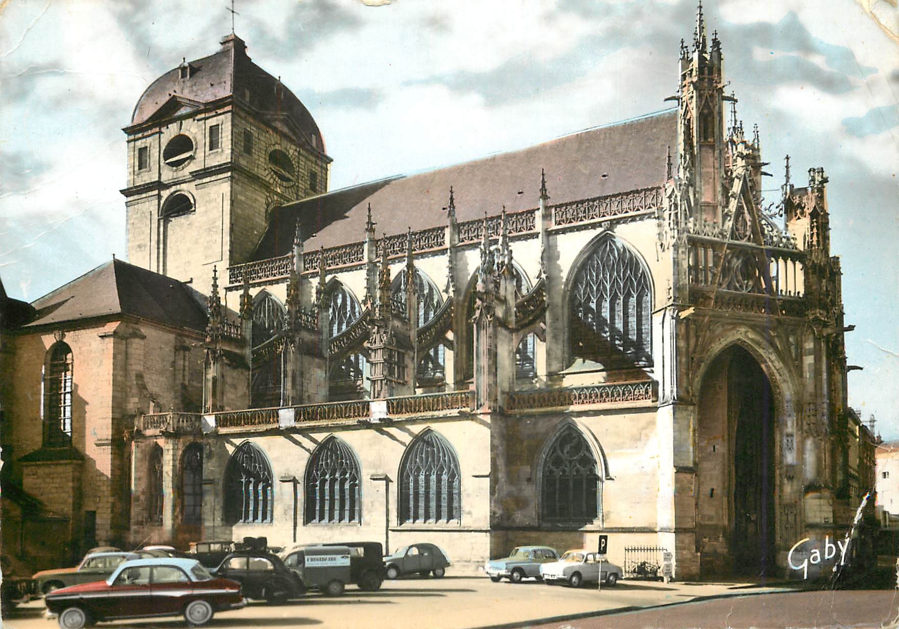 CPM Alencon Orne Place Lamagdeleine et l'Eglise ND remarquable par son Porche 