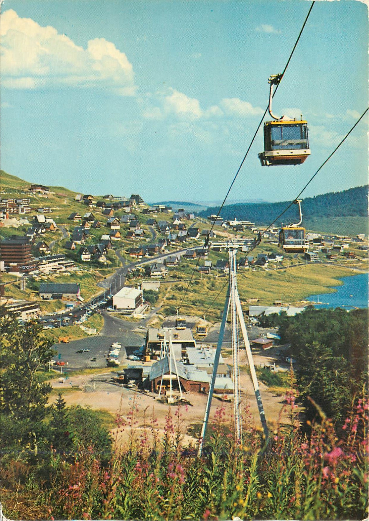 CPM Super Besse Vue generale le lac et telecabine de la Perdrix 