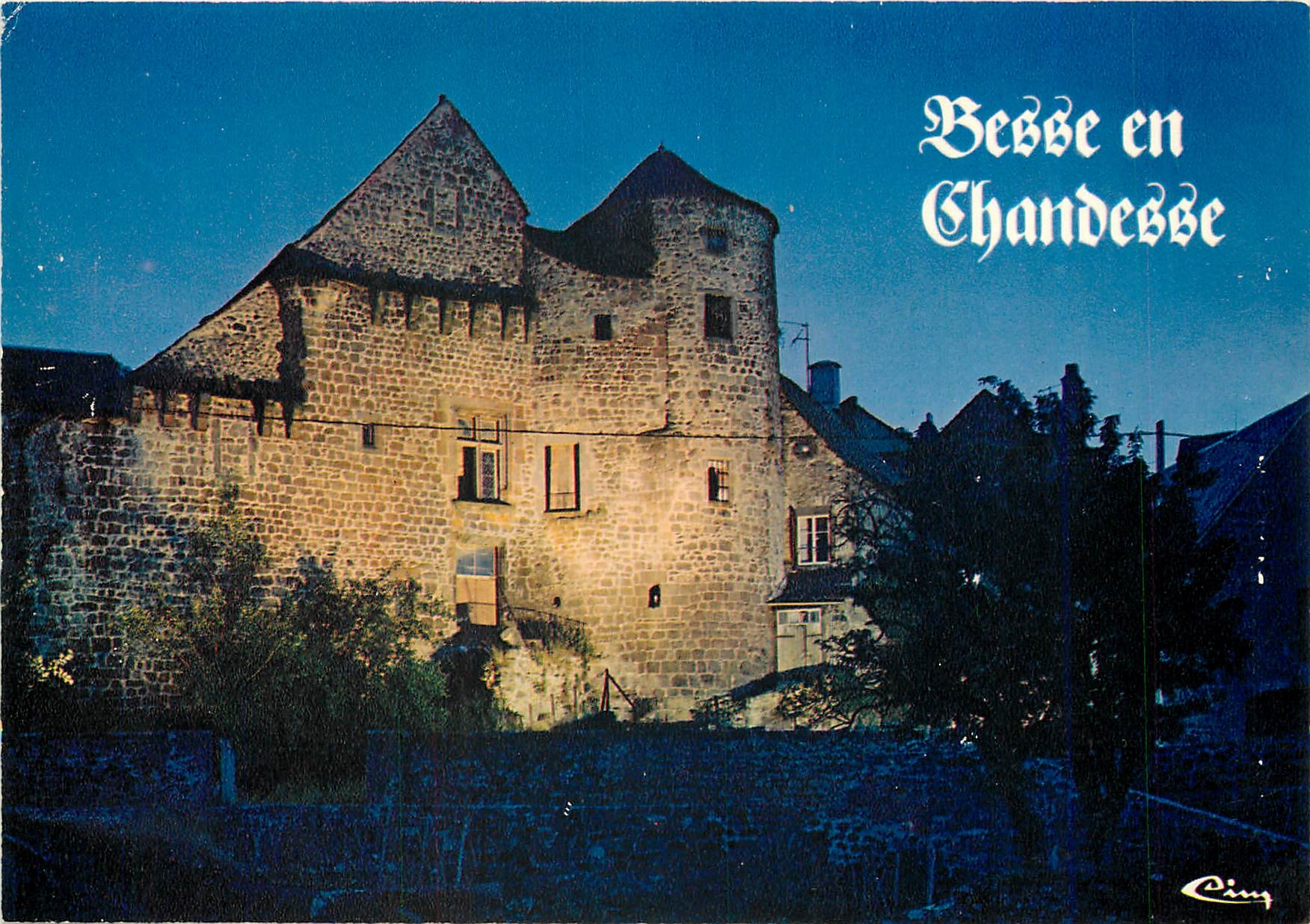 CPM Besse en Chandesse P de D Les remparts et chateau du Bailly 