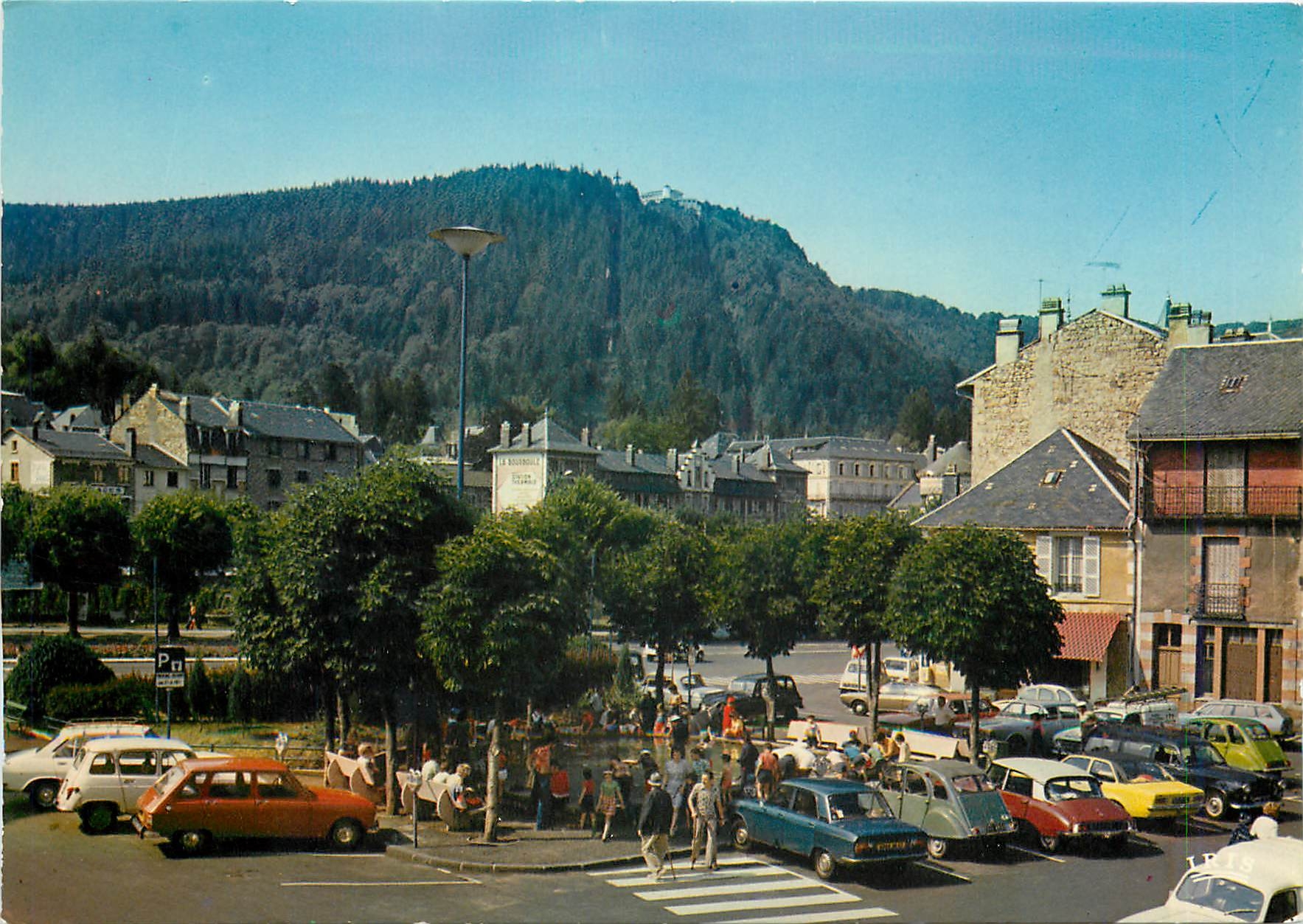 CPM La Bourboule P de D Station thermale et touristique Le bassin de la Place du Souvenir et Charlan