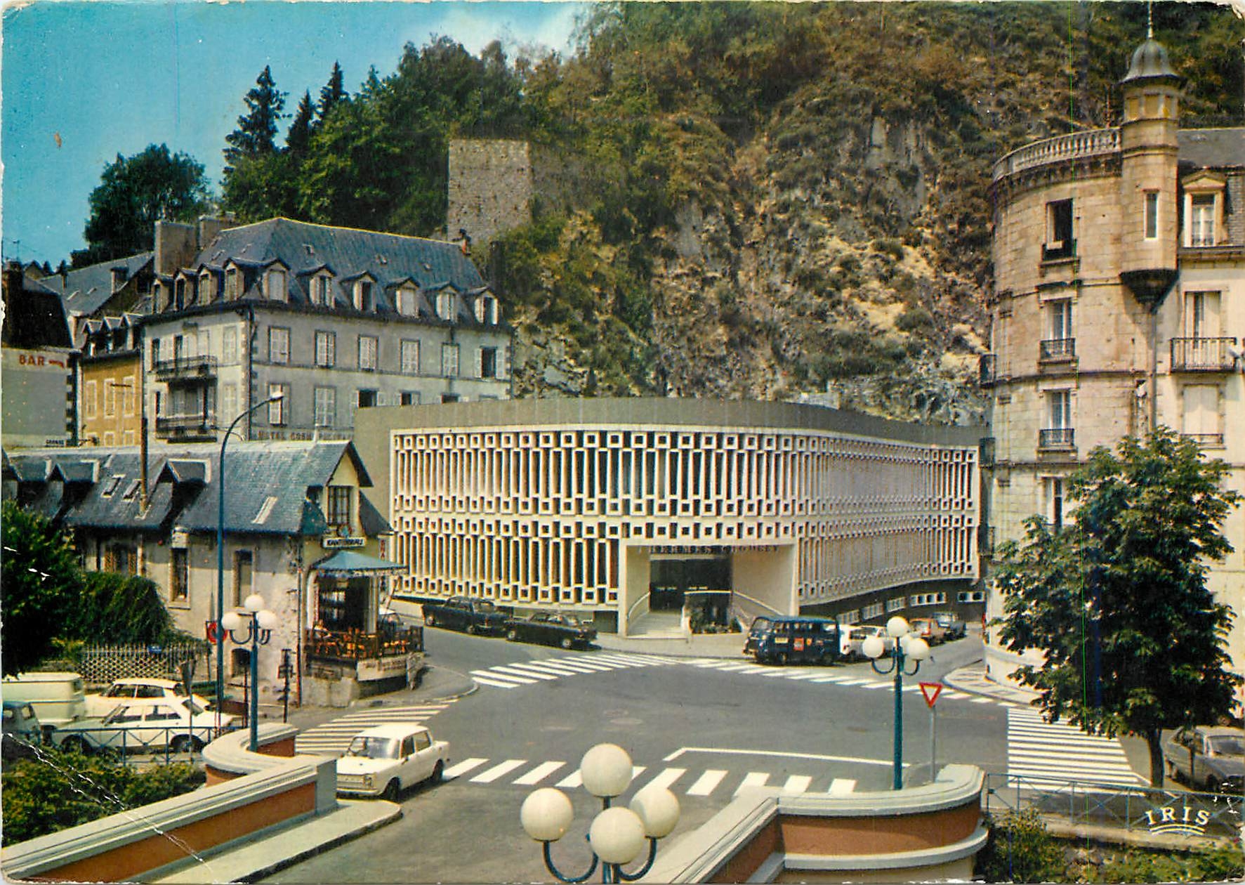 CPM La Bourboule P de D Station thermale et touristique Facade des thermes Choussy 