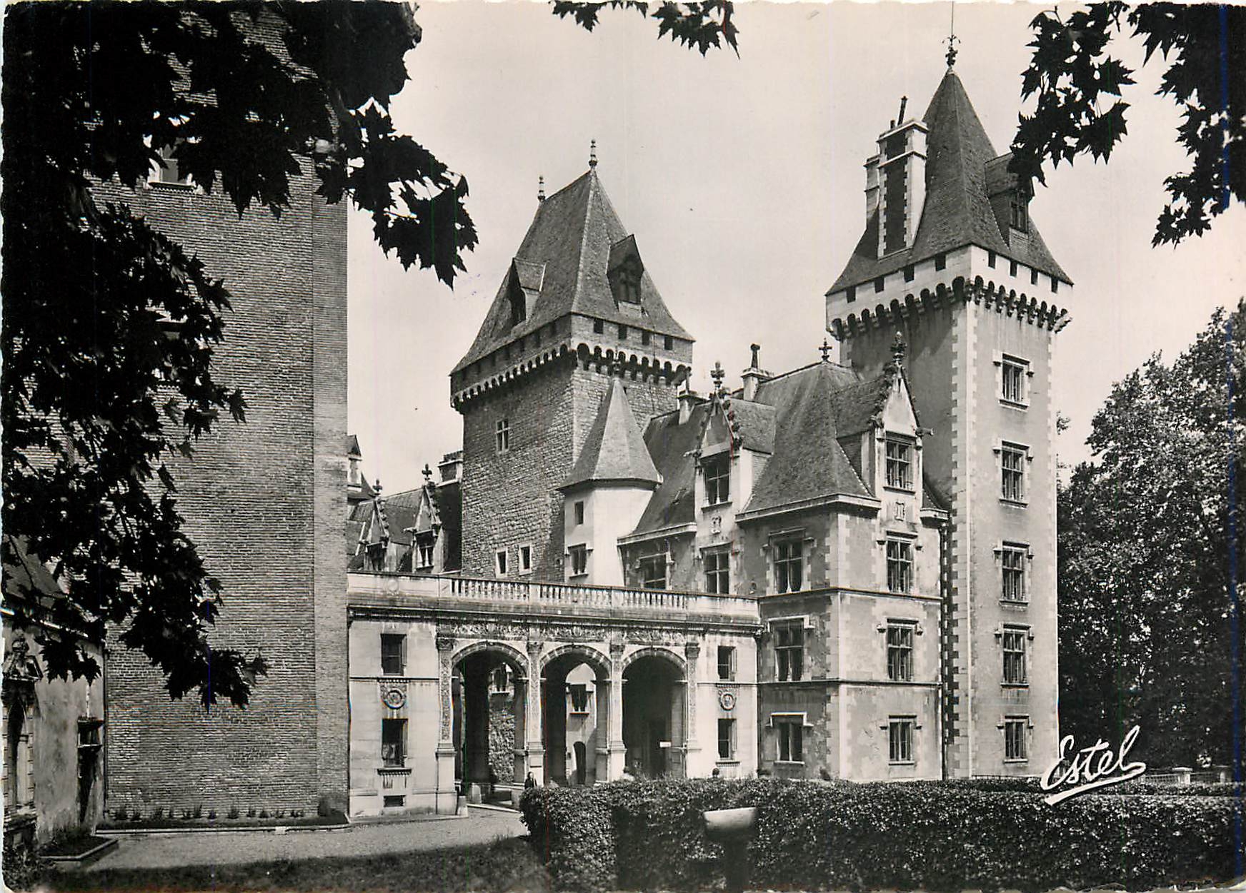 CPM Le Chateau de Pau Facade Est Entree du Chateau 
