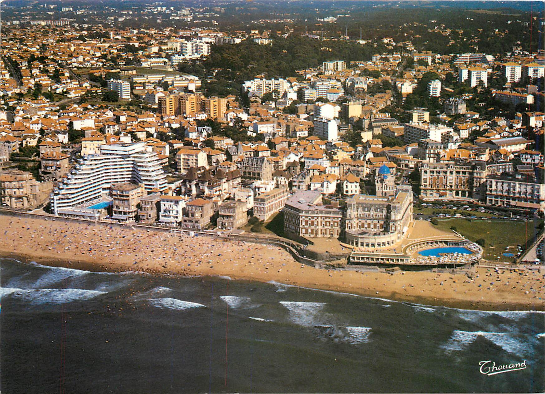 Biarritz — vue aérienne de la plage et des hôtels — éditeur Thouand