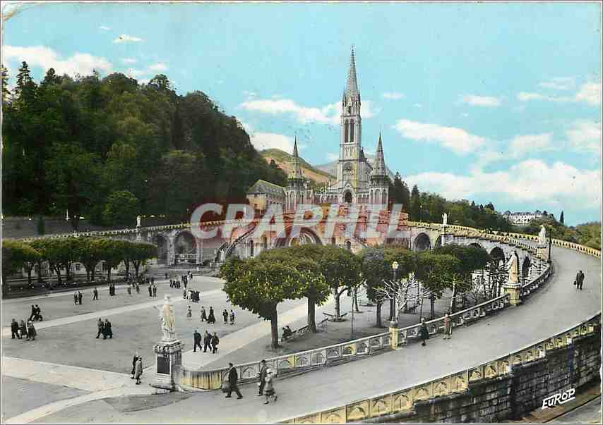 CPM Lourdes Hautes Pyrenees La Basilique et l'Esplanade 