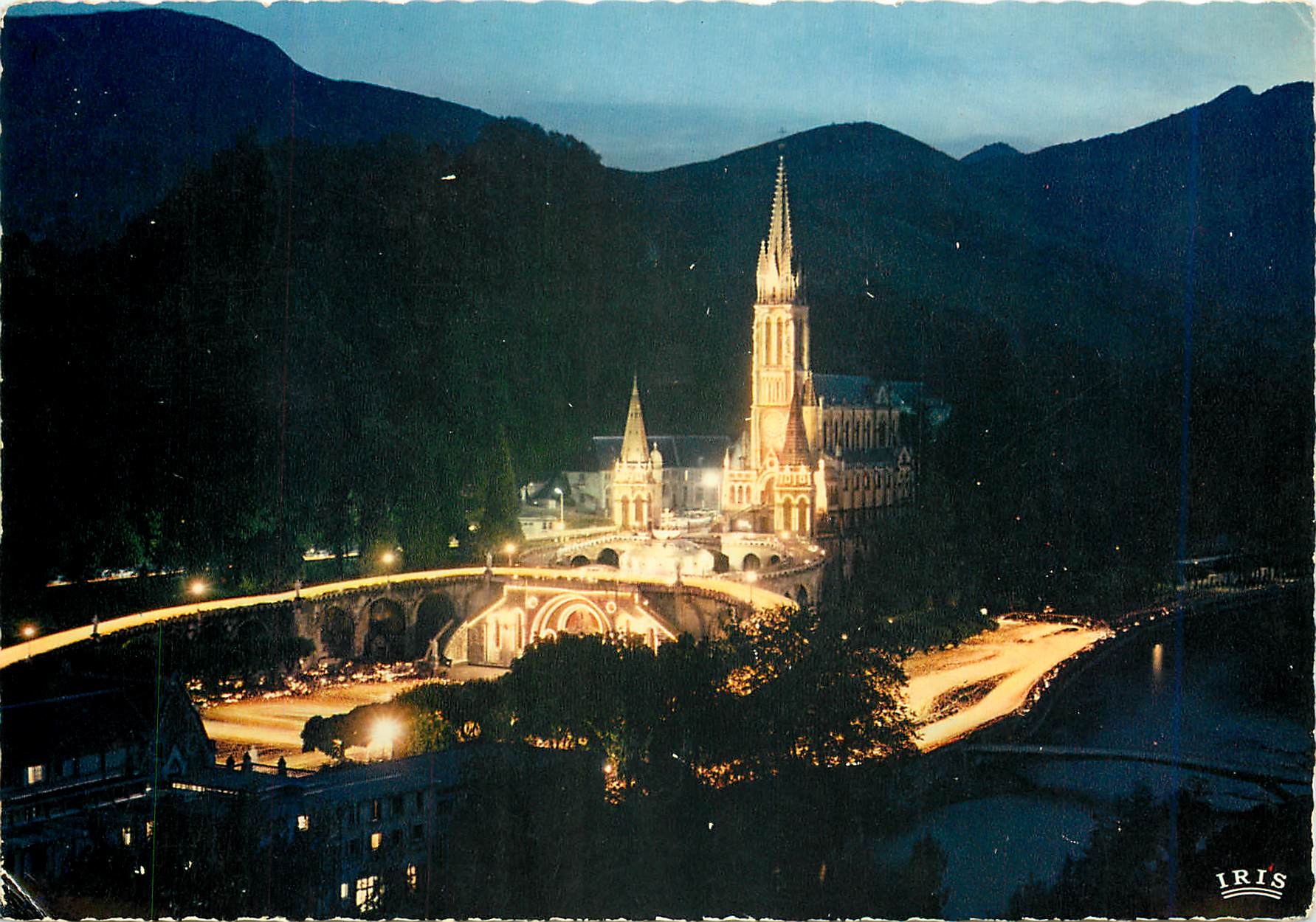 Lourdes — La Basilique illuminée et la procession aux flambeaux — Éd. A. Doucet, n° 73