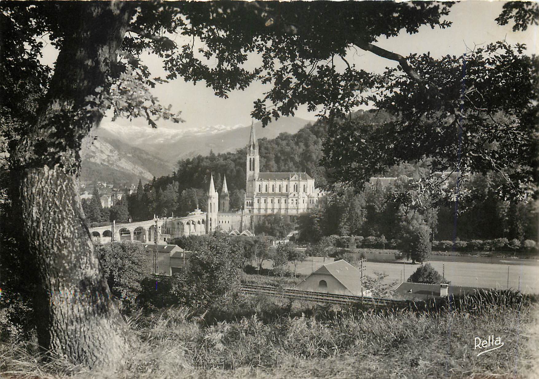 CPM Lourdes Echappee sur la Basilique 