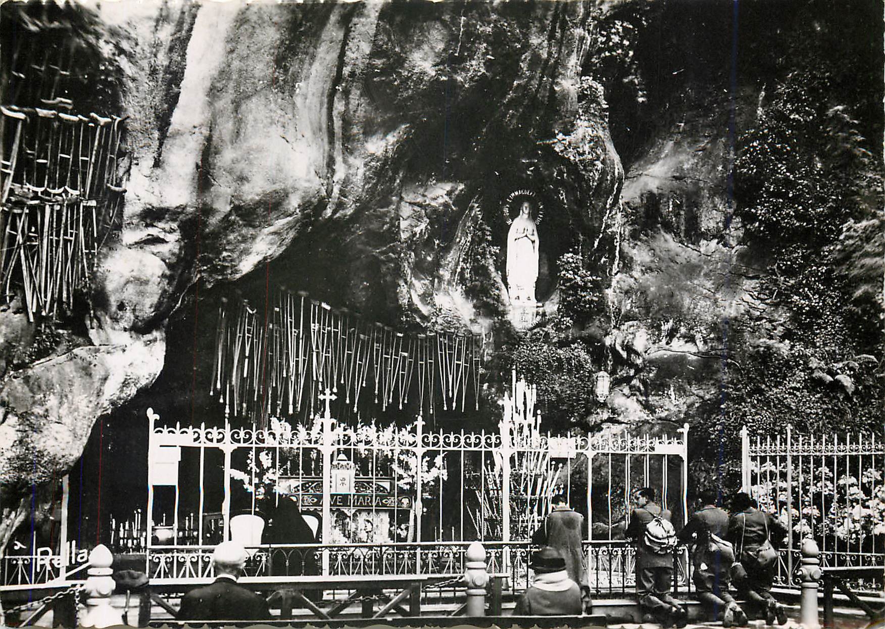 CPM Lourdes Hautes Pyrenees La Grotte Miraculeuse 
