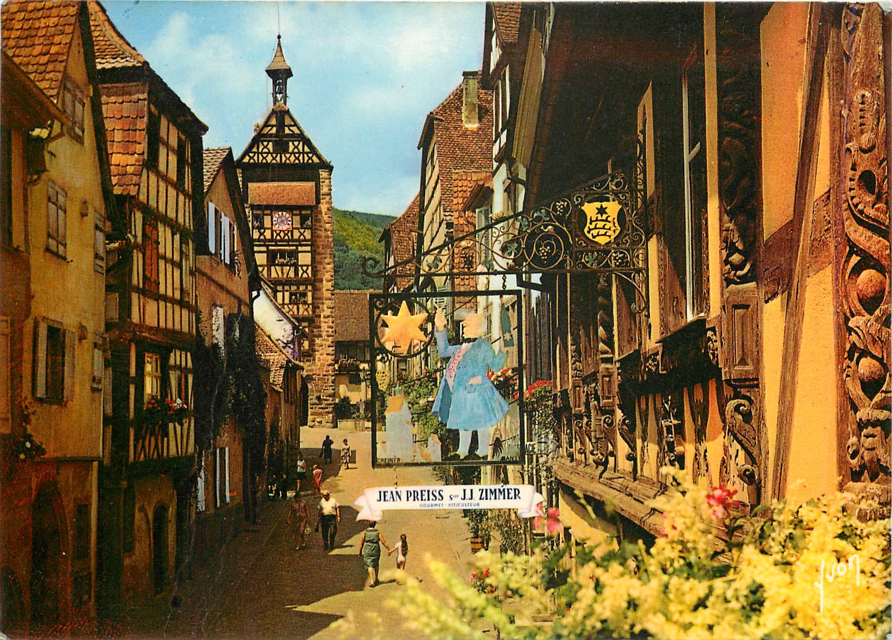 CPM Riquewihr Haut Rhin Rue Principale Vieille maison avec bois de Fenetre sculpte de l'Ancienne Hot