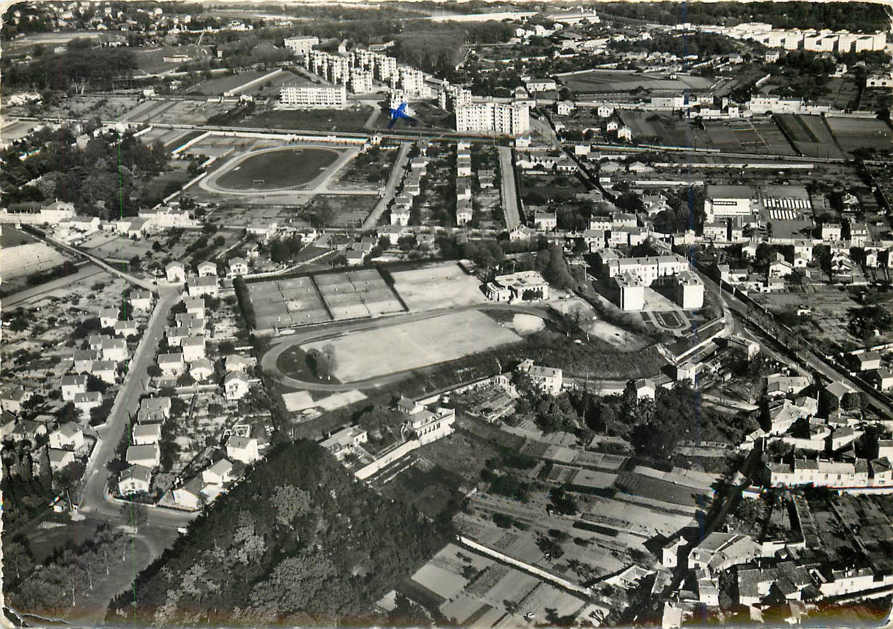 Vue aérienne du quartier de Montessuy à Caluire-et-Cuise (Rhône) — Les Éditions Jules Bron, n° 4086