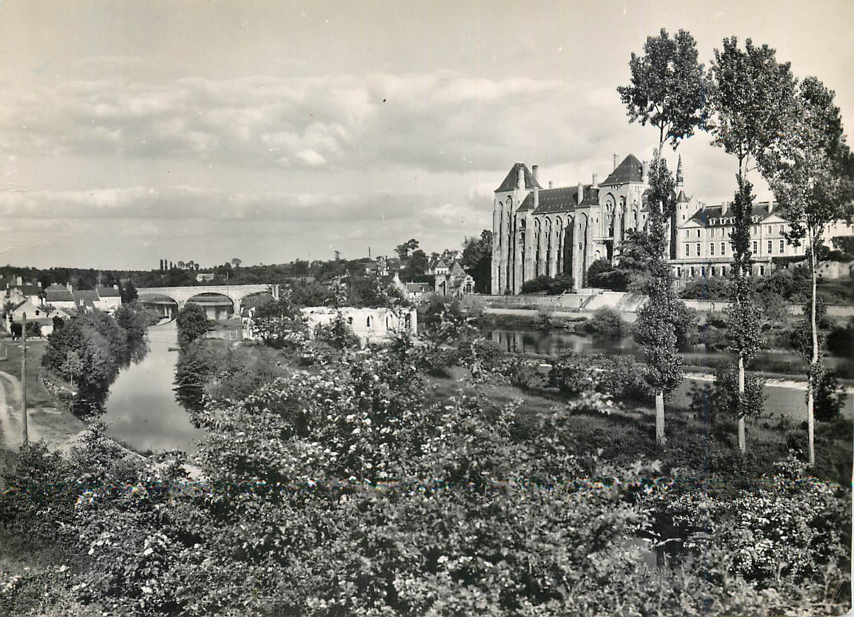 CPM L'Abbaye de Solesmes et le pont de Juigne Sarthe 