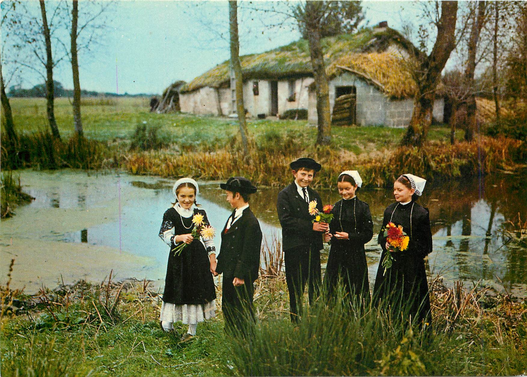 CPM La Vendee Folklorique Enfants Maraichins 
