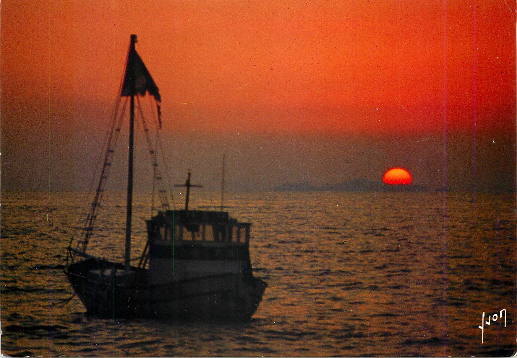CPM La Corse Oasis de Beaute Golfe d'Ajaccio Corse Coucher de Soleil sur les Sanguinaires Bateau