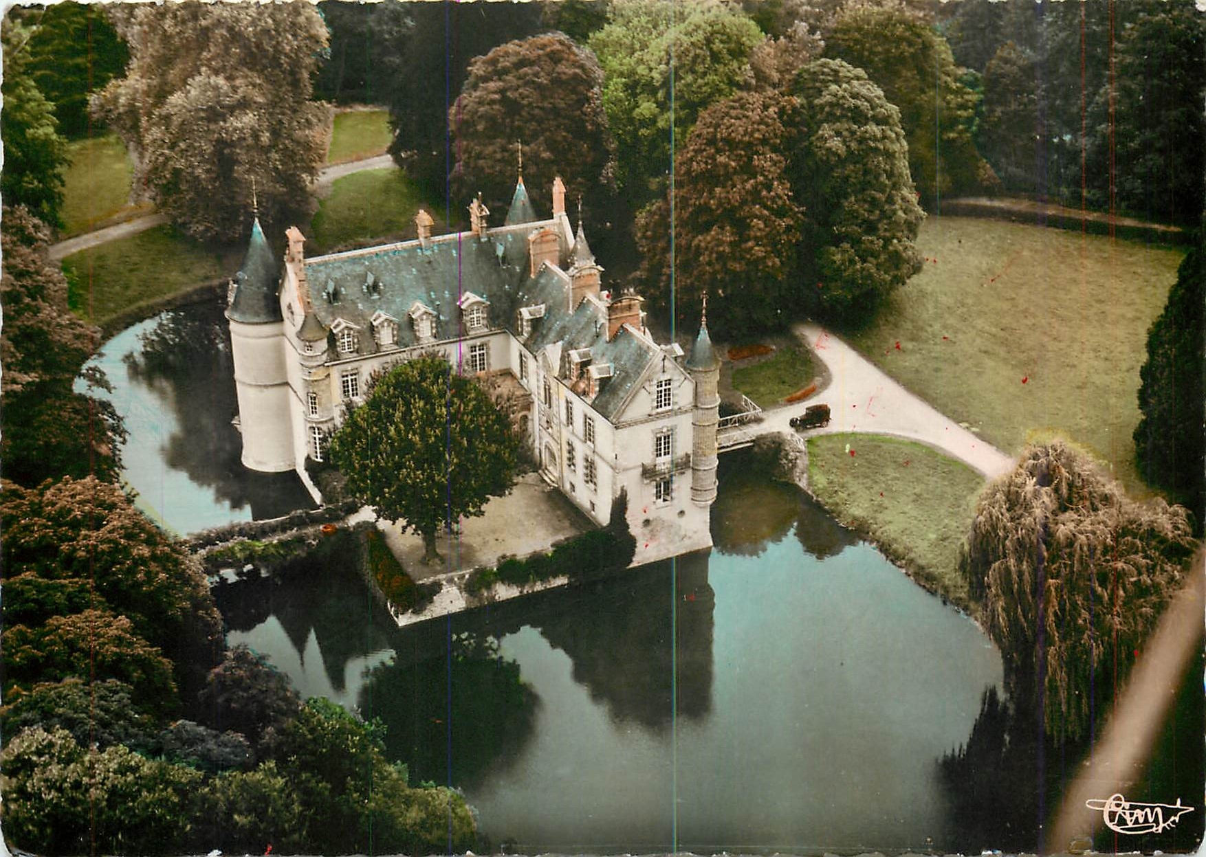 CPM Lorrez le Bocage S et M Vue aerienne du Chateau La Cour d'Honneur 