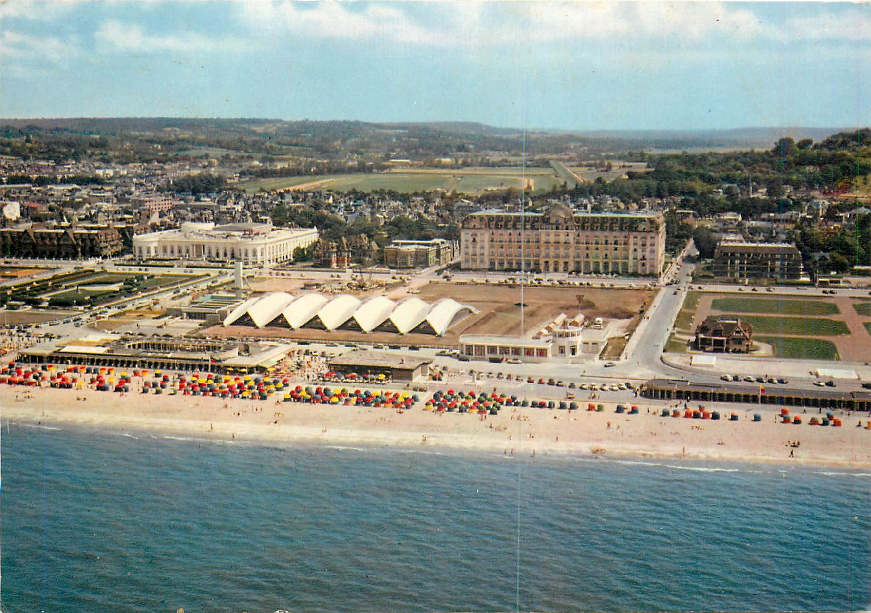 Deauville (Calvados) — Vue générale, le casino, la plage, Le Royal Hôtel et la piscine — Artaud Éditeurs, Nantes