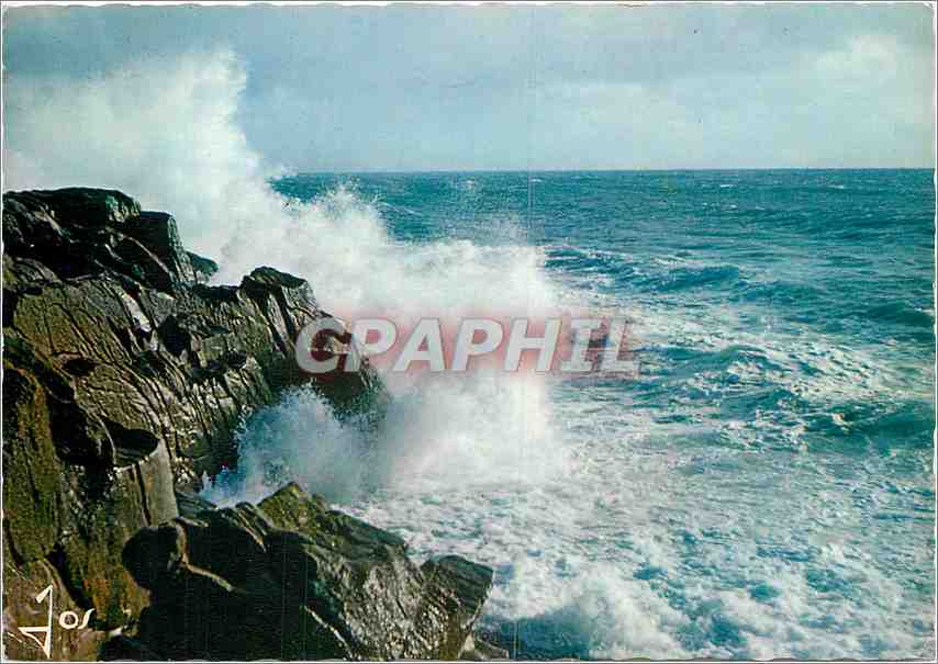 CPM La Bretagne en Couleurs Panache de vague sur la cote Bretonne 