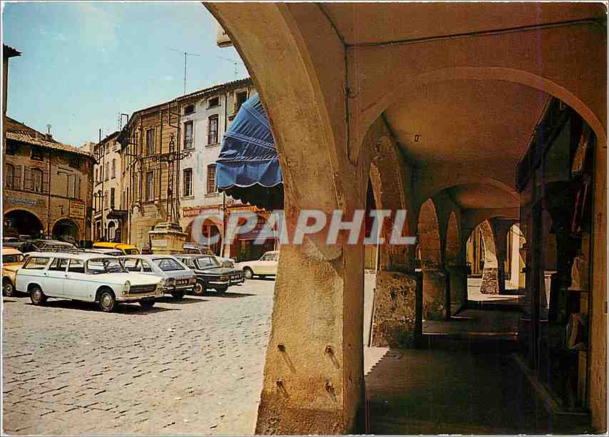 CPM Bagnols sur Ceze Gard La place de la Mairie et ses arcades 