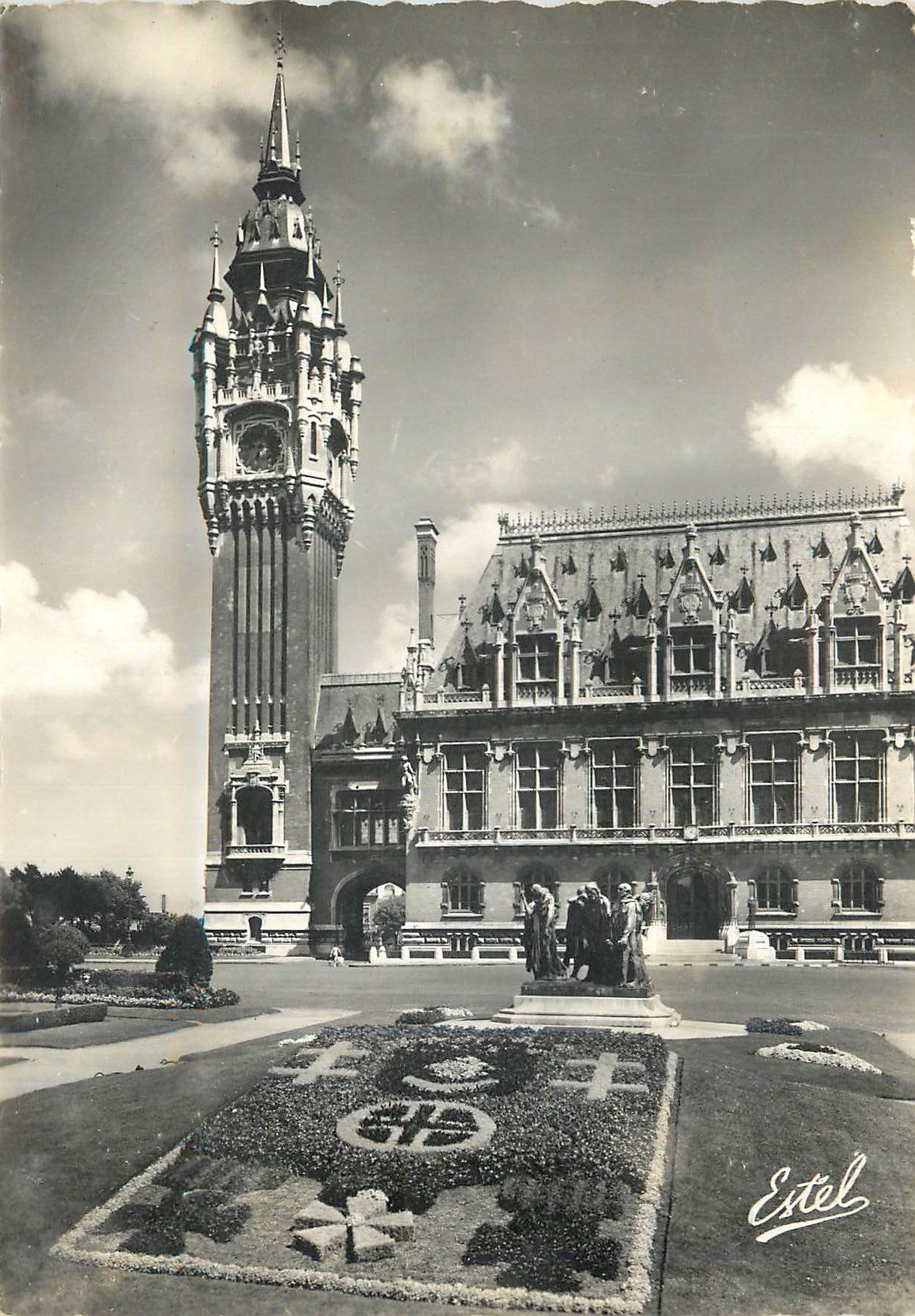 CPM Calais Hotel de Ville et Statue des Six Bourgeois 