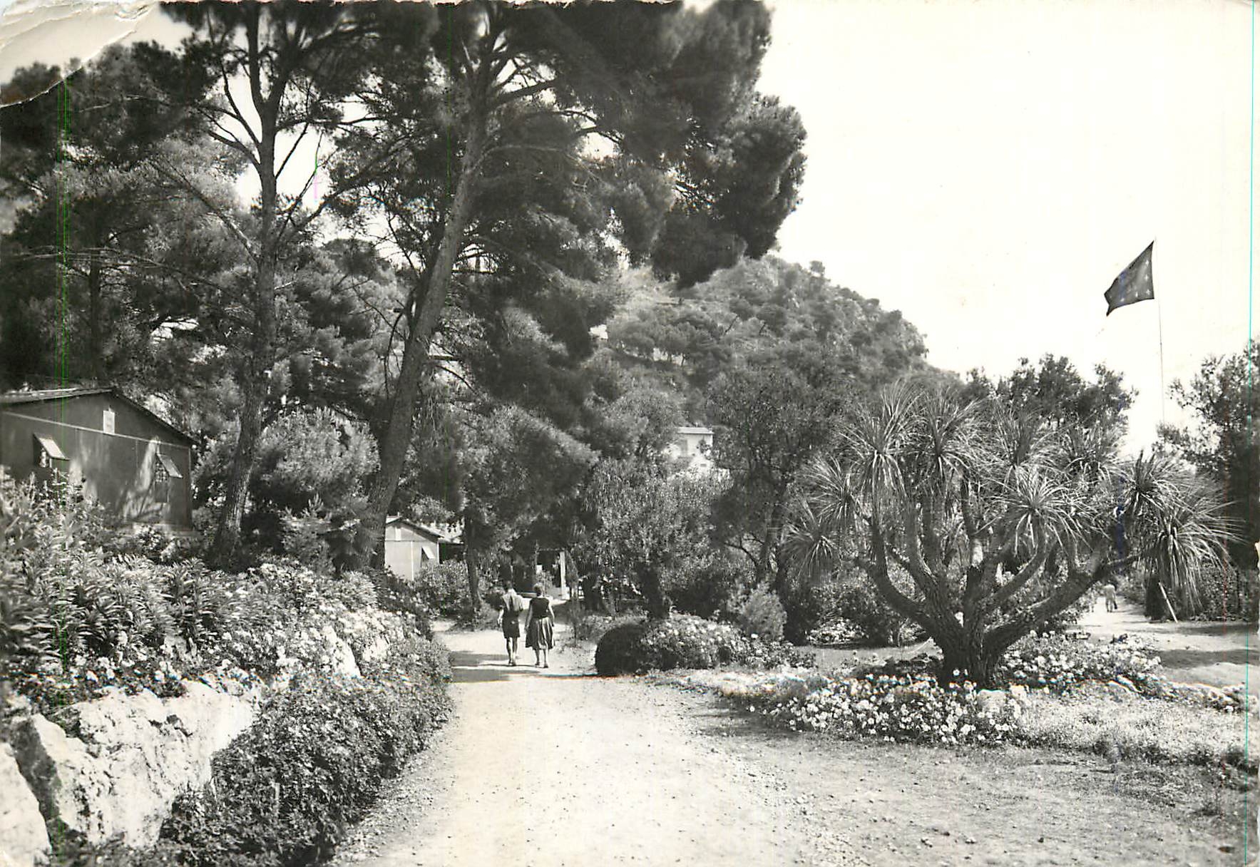 Cap d'ail — quelques bungalows, beaux fleurs — Les Éditions du Cité-Club Universitaire