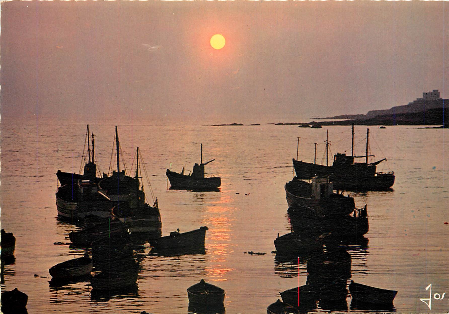 CPM La Bretagne en Couleurs Coucher de soleil sur la cote bretonne 