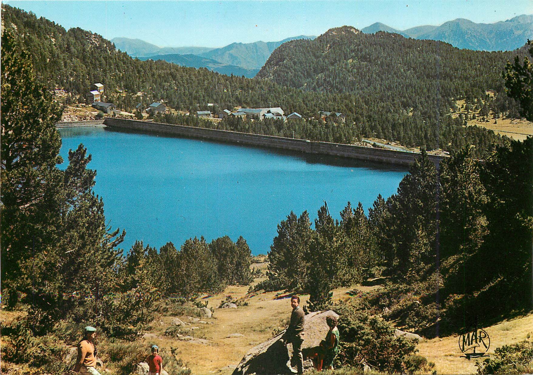 CPM En Parcourant La Cerdagne Pyr Or Lac des Bouillouses Truites Canotage 