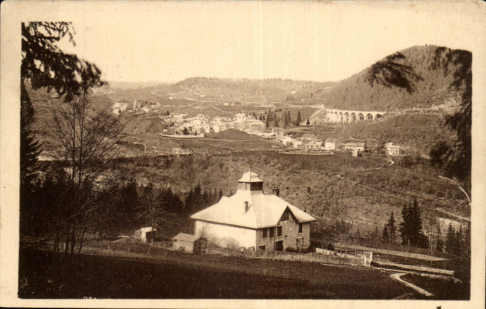 Environs de Morez-maison des Ancetres de Camaratine au fond Morbier- Jura -CPA