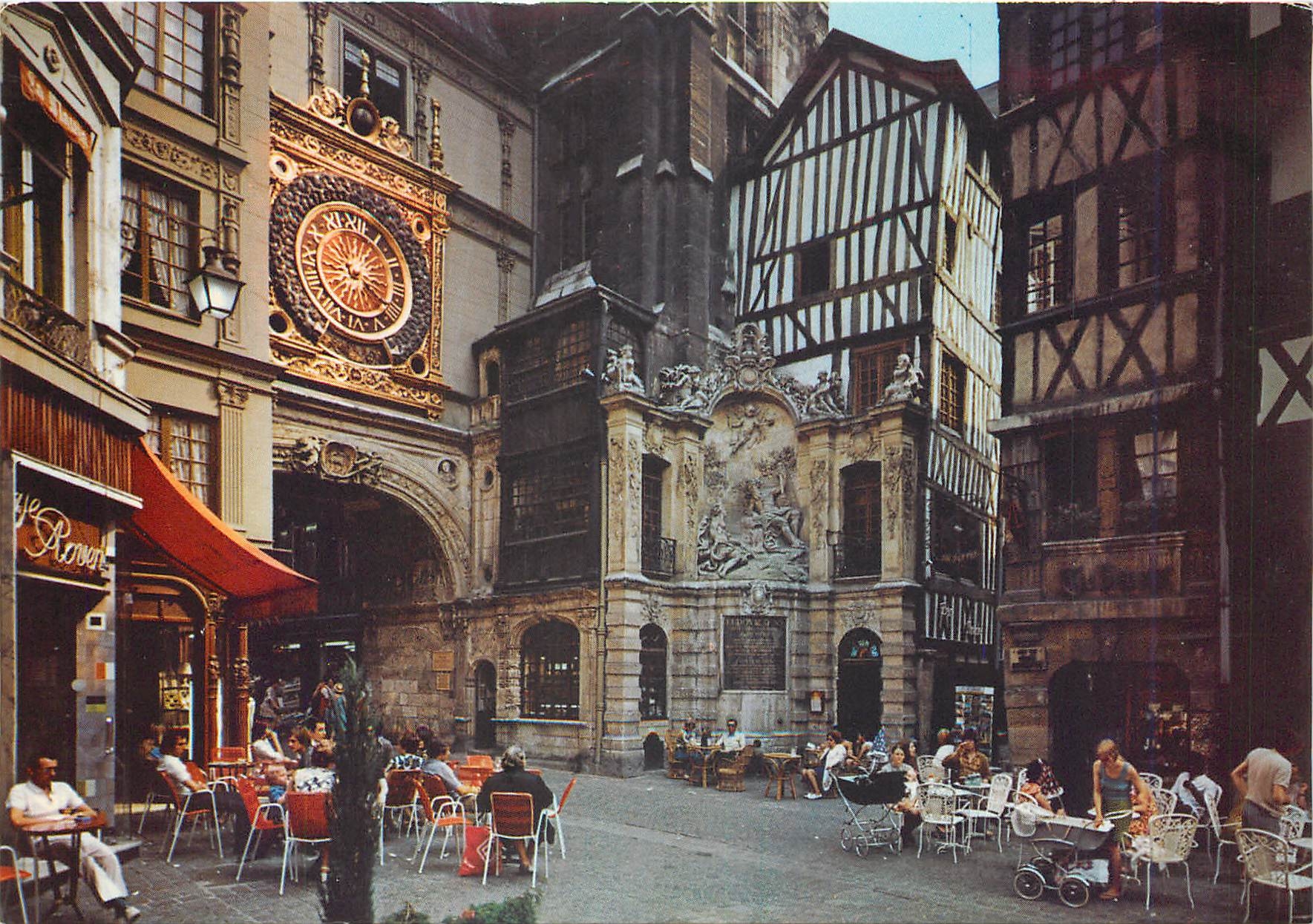 CPM En Normandie Rouen (Seine Maritime) Au pieds du Beffroi et du Gros Horloge tres belle fontaine d