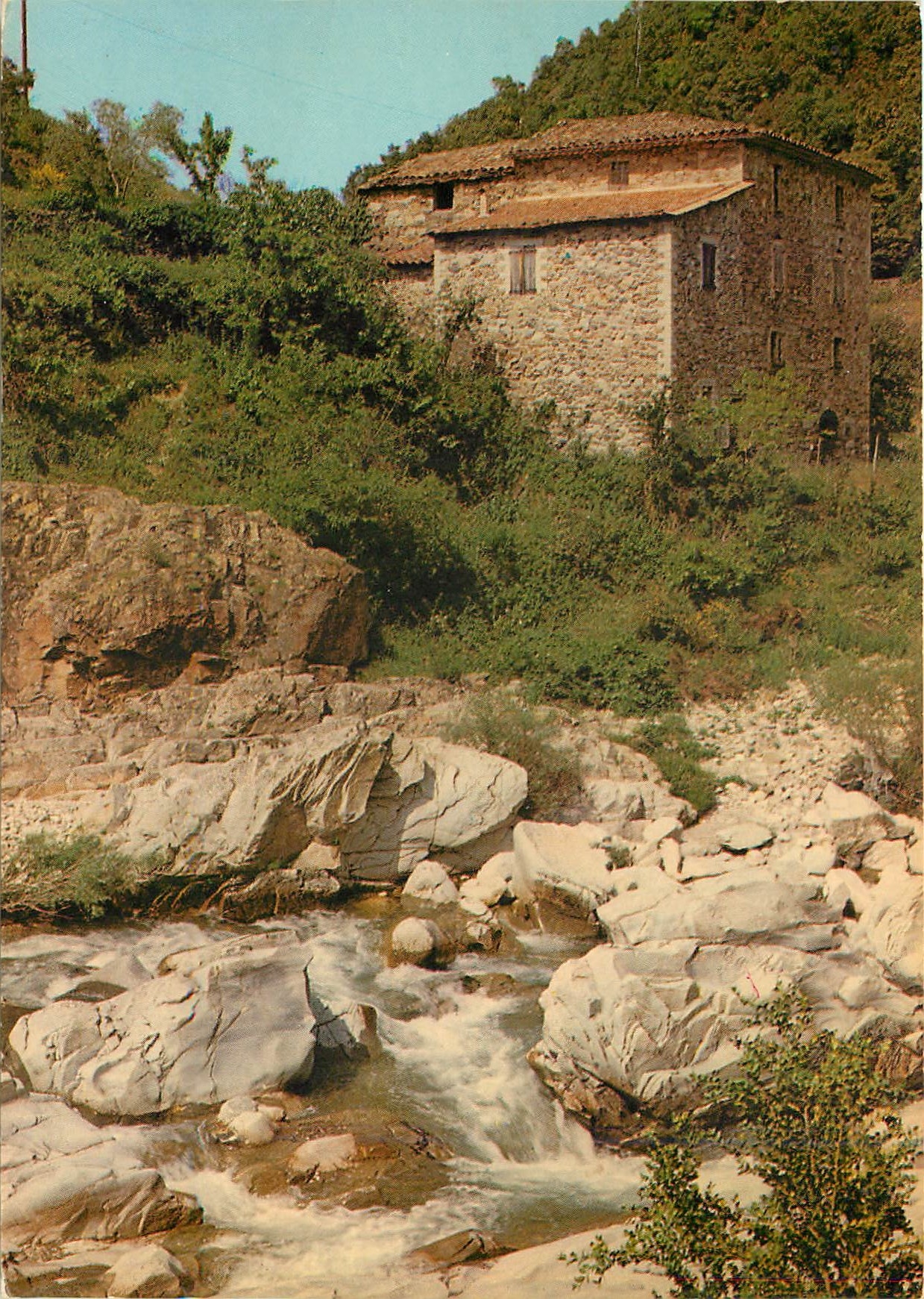 CPM Les Cevennes Touristiques Les gorges du Gardon entre St Jean du Gard et l'Estrechure Vieux mas a