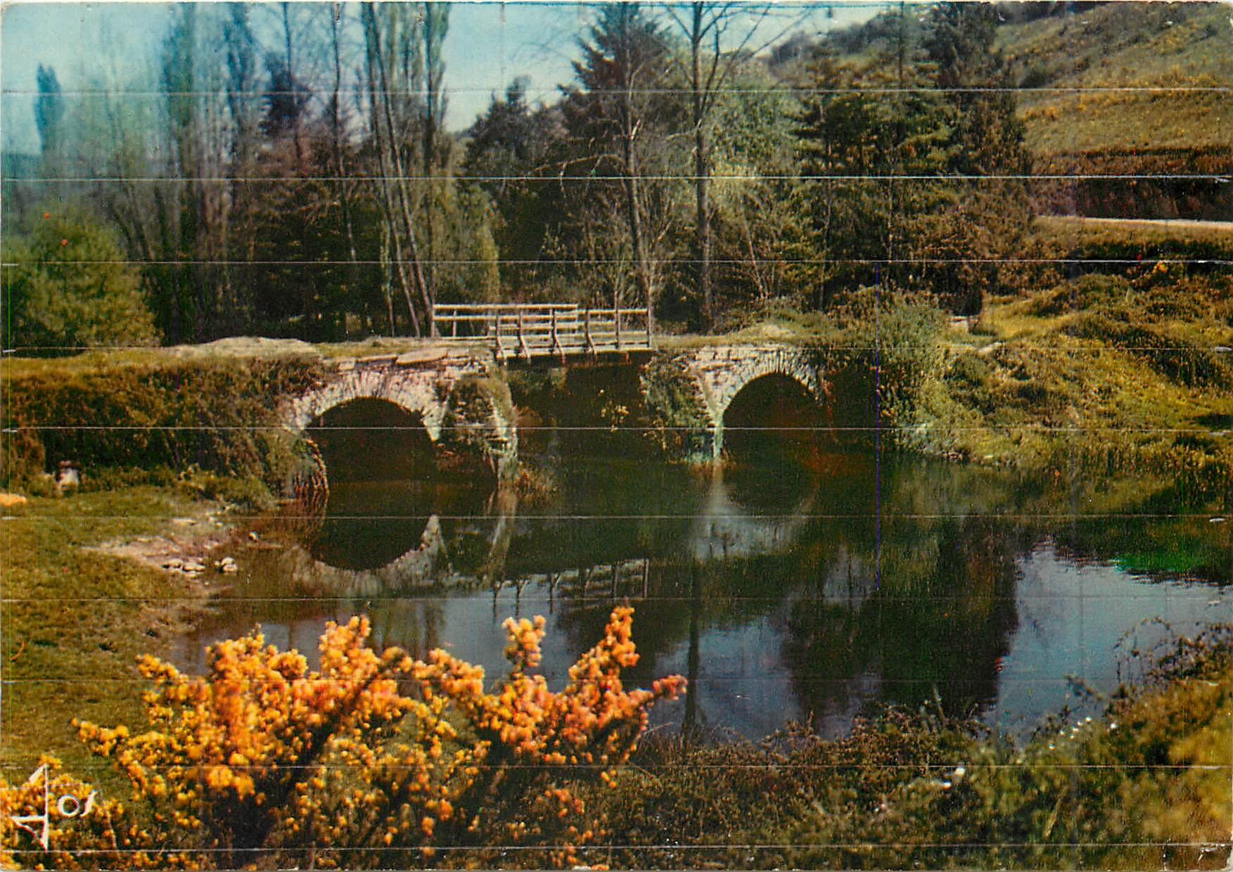 CPM La Bretagne en couleus Vieux Pont sur la riviere bretonne