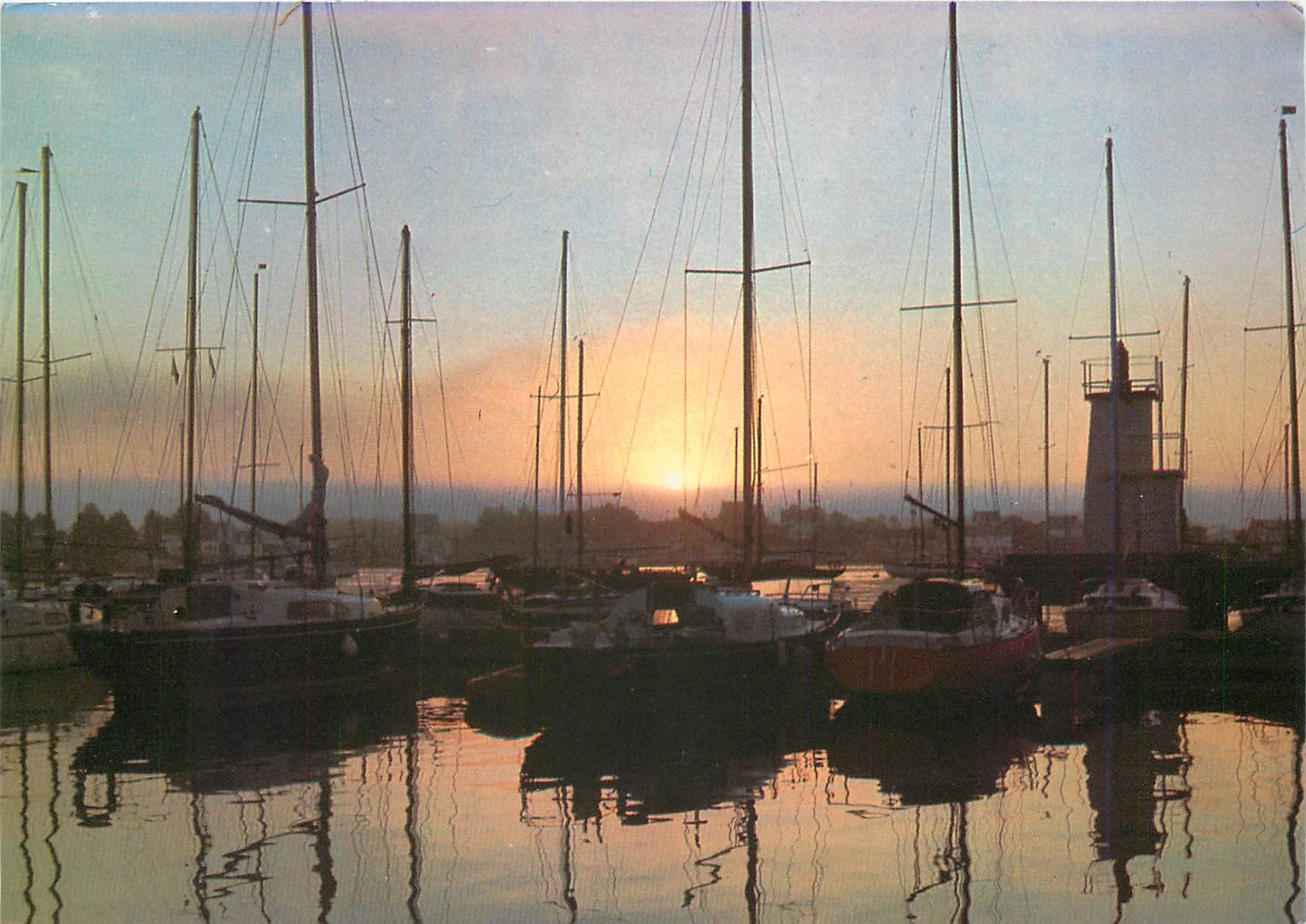 CPM Les Beaux voilliers de Jean Andre Rochelle Lever de Soleil sur la Flottille