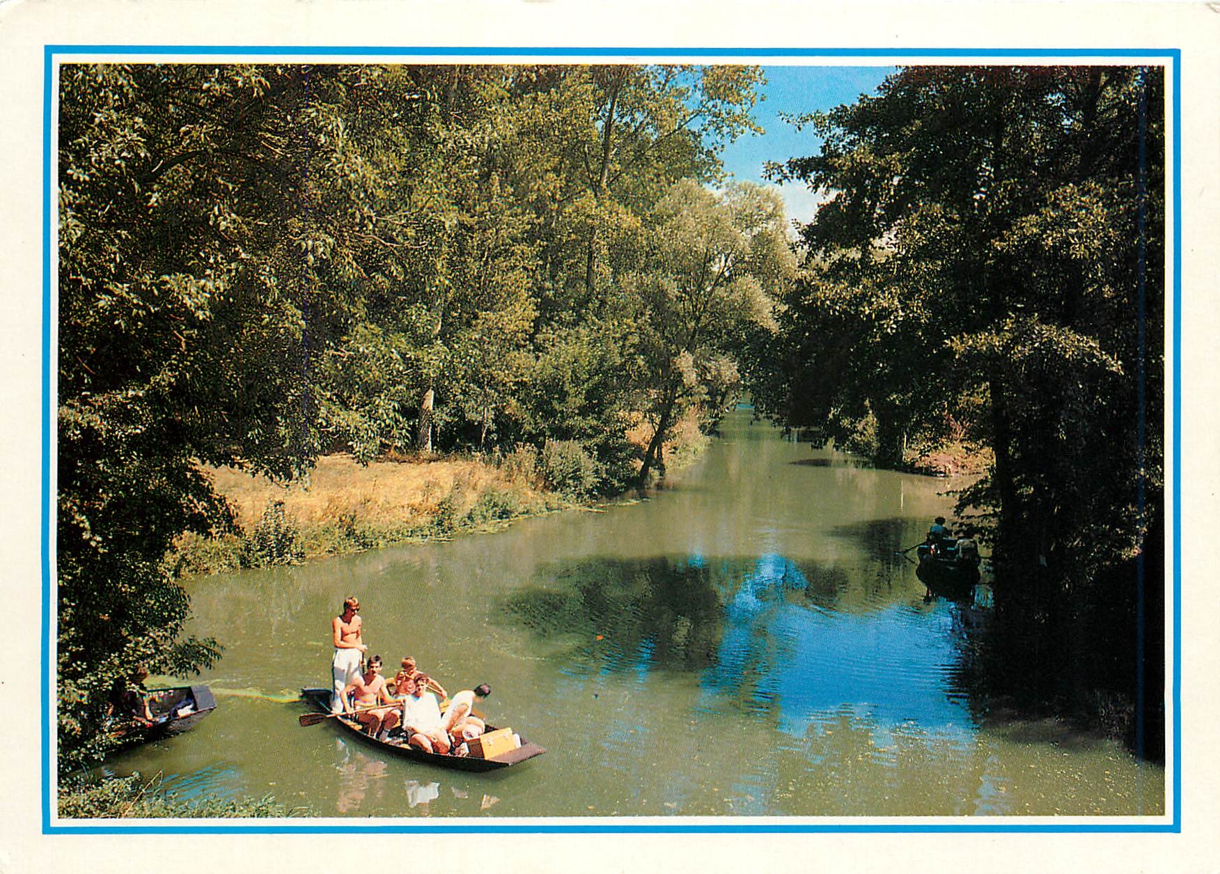 CPM En Flanant dans le Marais Poitevin La Venise Vere Promenade en barque sur le marais