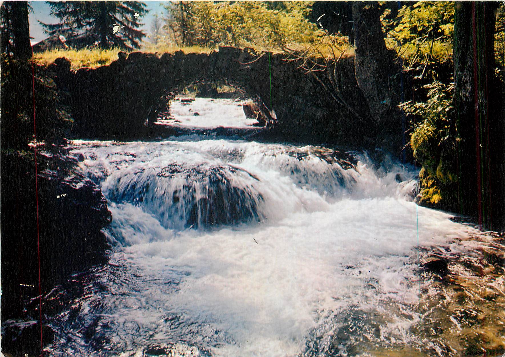CPM En pqrcourant les Pyrenees Pure et Limpide est l'eau torrent