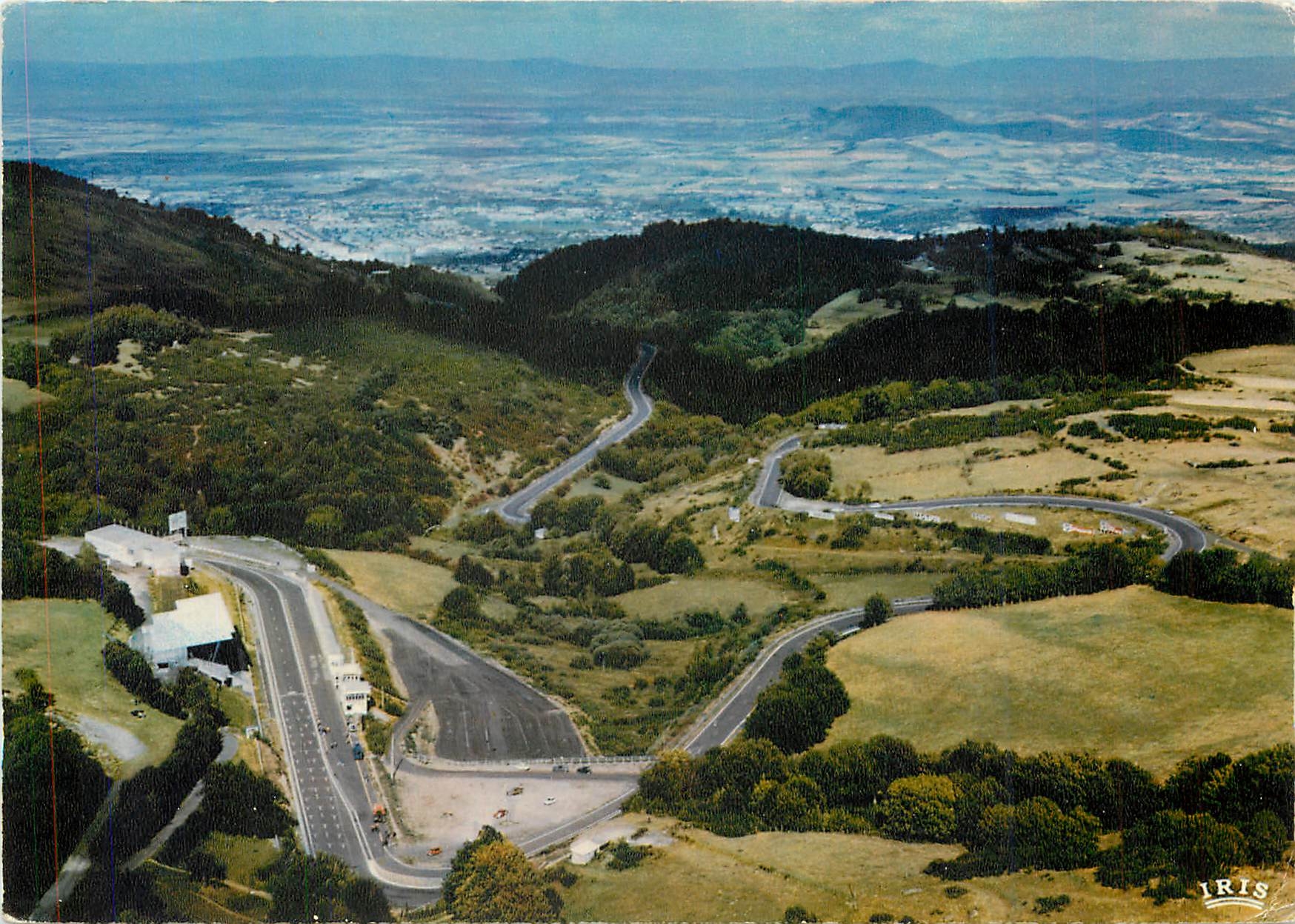 CPM Auvergne Vue aerienne du circuit des Monts d'auvergne