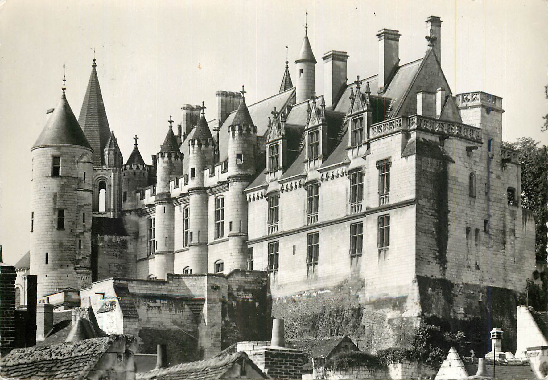 CPM Val de Loire Lochet le chateau (Facade orientale) et Tour Agnes Sorel
