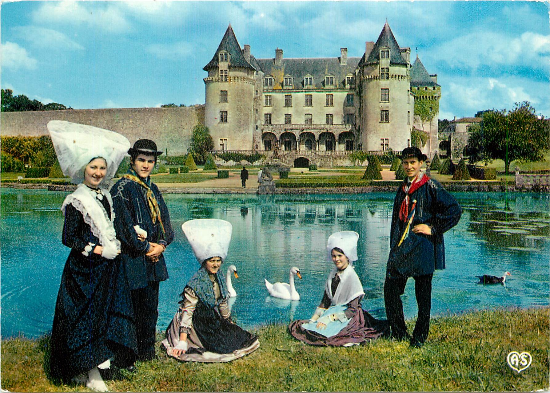 CPM Les Bategails de Saintonge Saint Romain de Benet Scene champetre au pied du chateau de la Rochec