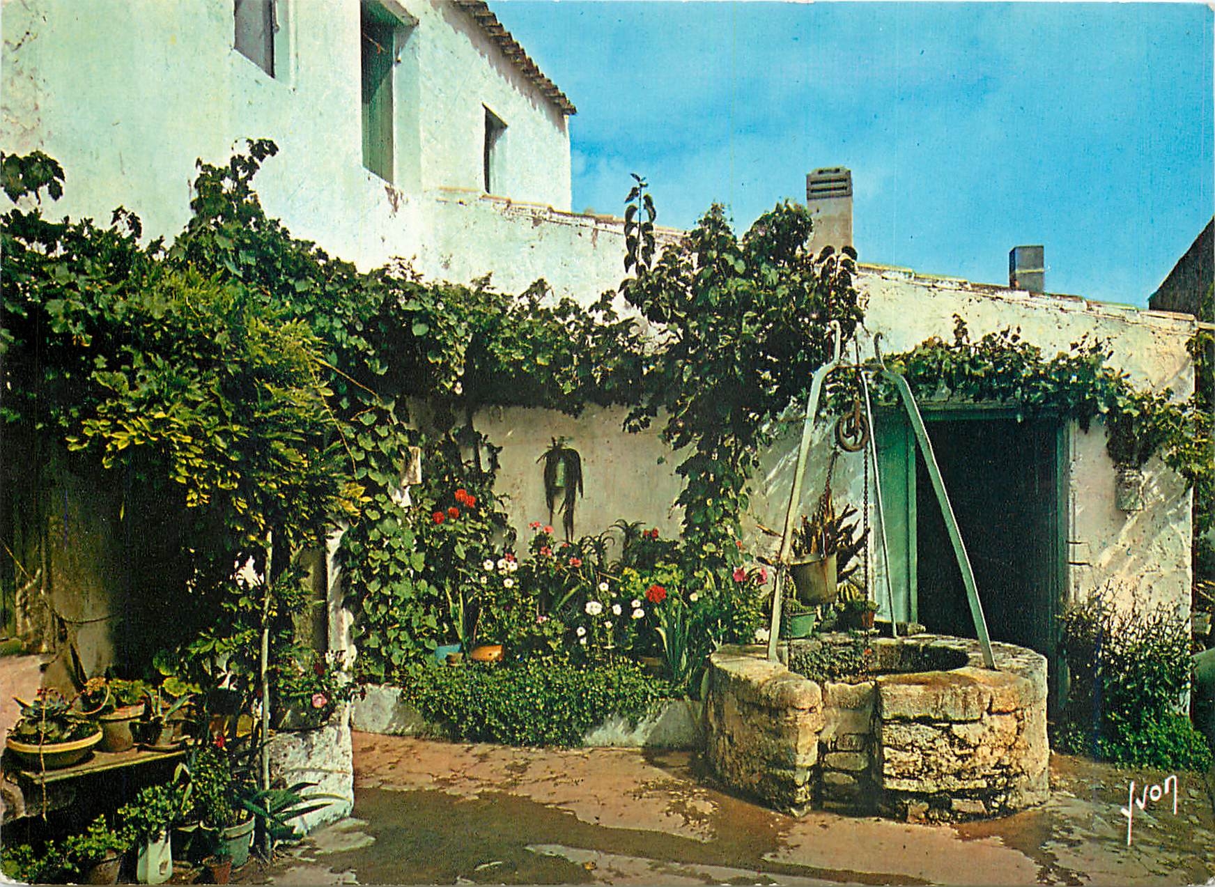 CPM Charente Mme cour Fleurie d'une coquette maison charetaise