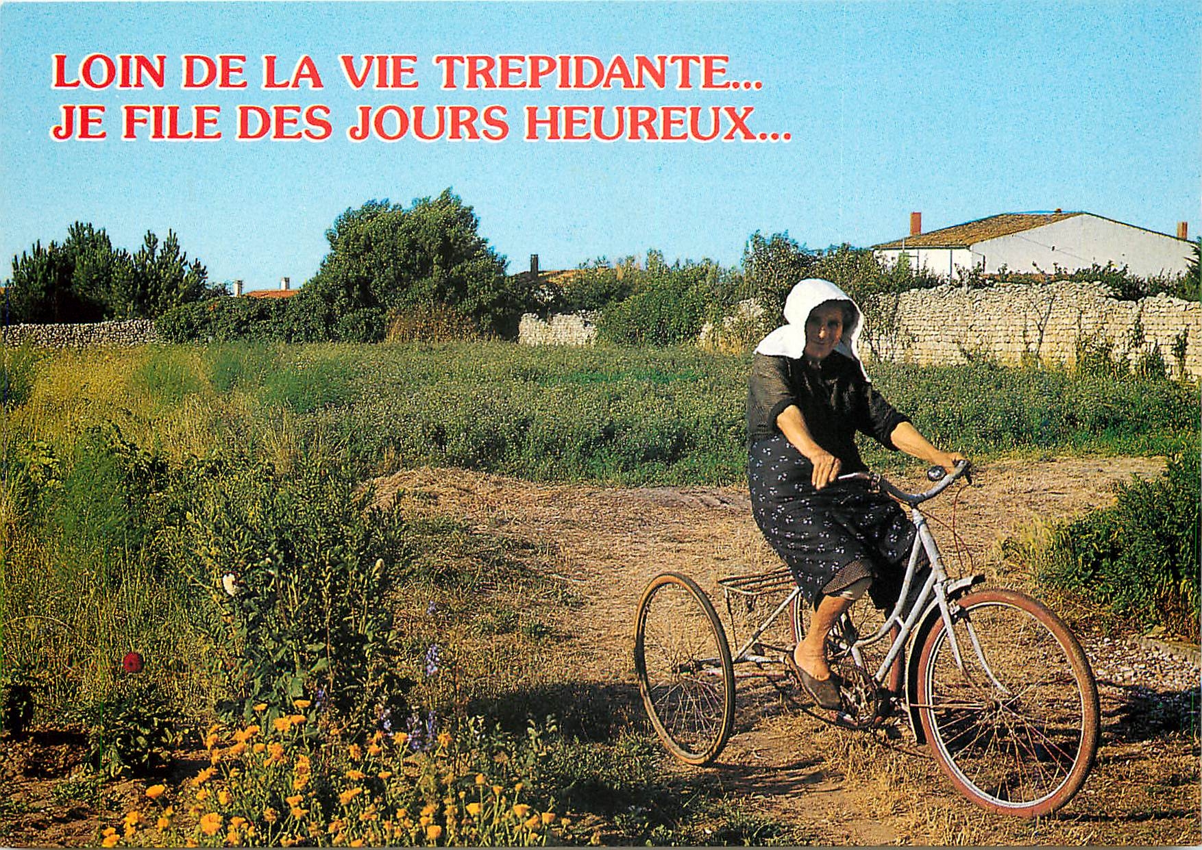 CPM Loin de la Vue Trepidandte  Costume en charente Velo Cycle