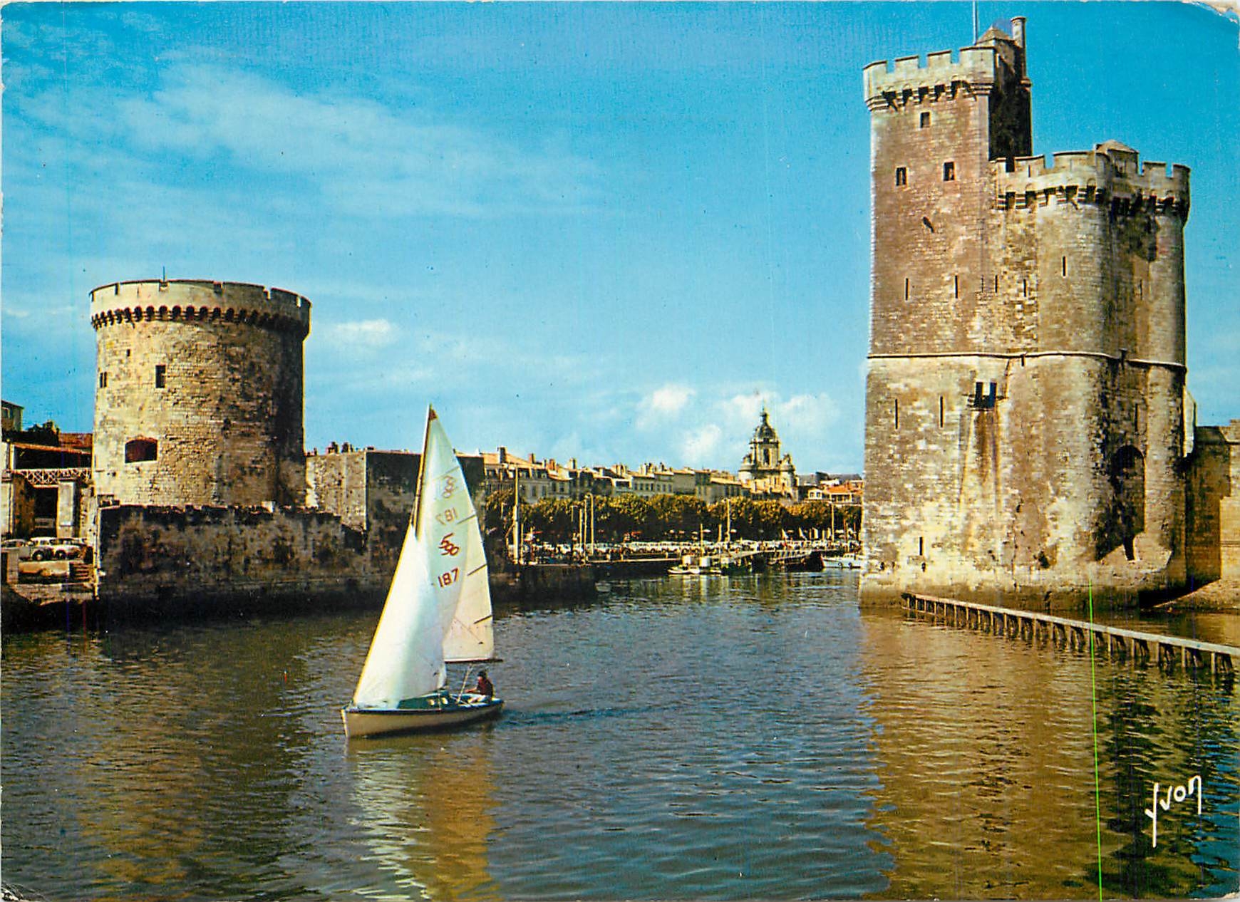 CPM La Rochelle (Chte Mme) Entree du Port