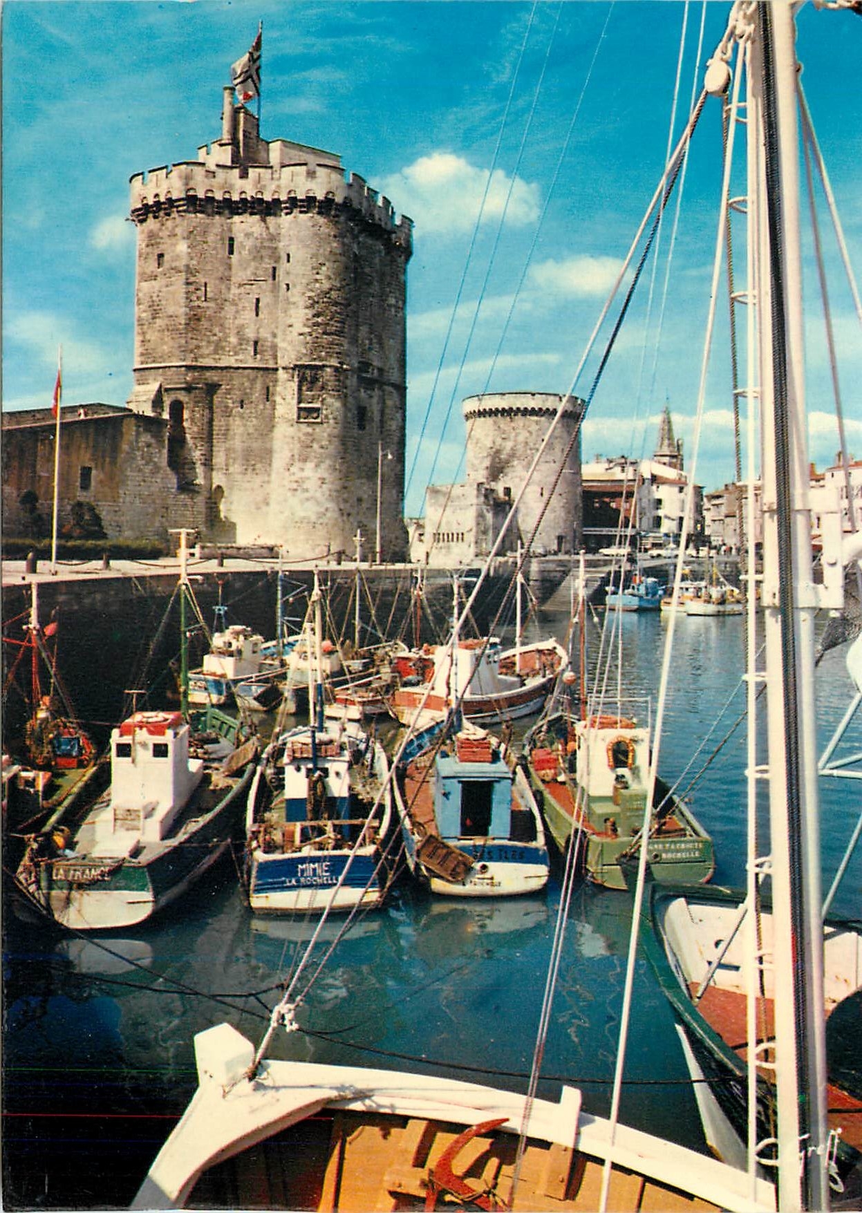 CPM En Aunis La Rochelle (Chte Mme) La Tour Saint Nicolas et la Tour de la Chaine Bateaux