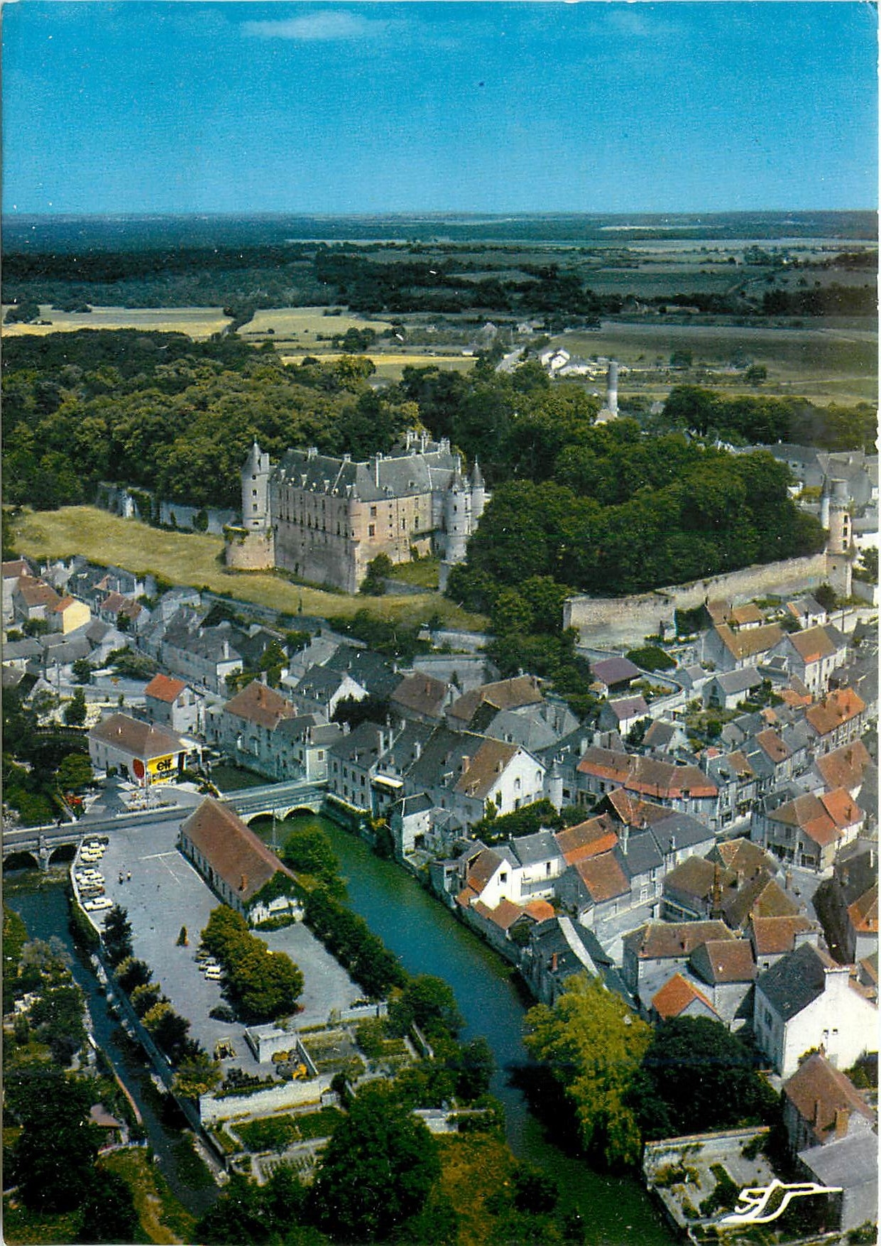 Châteauneuf-sur-Cher — vue aérienne du château et de la ville — Éditions CIGOGNE