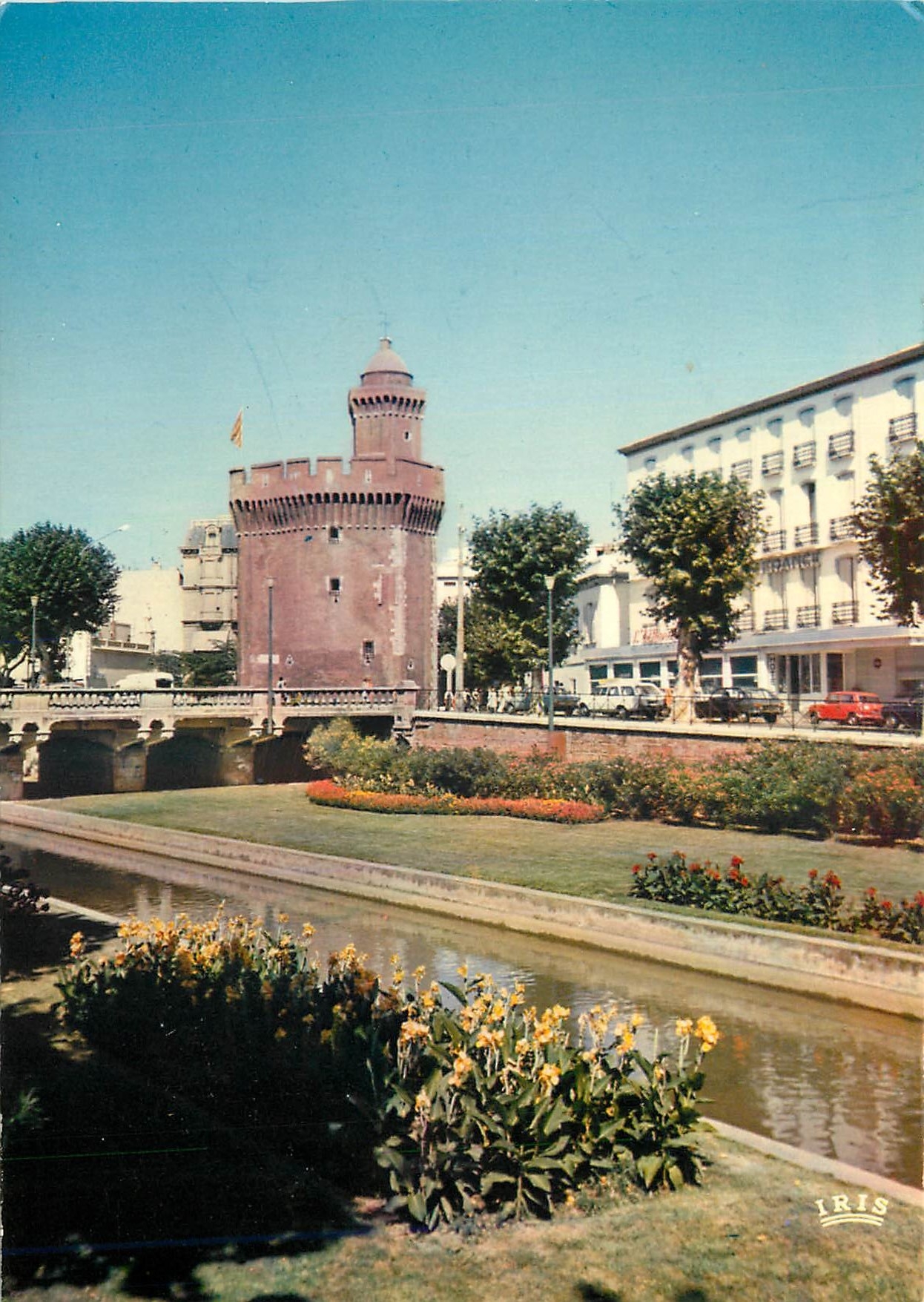CPM Perpignan Pyrenees Orientales Le Castillet et les quais fleuris de la Basse