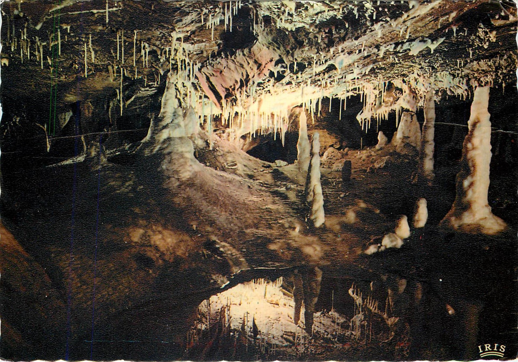 CPM En Guercy Les Grottes de lacave (Lumiere notre) Les Cierges