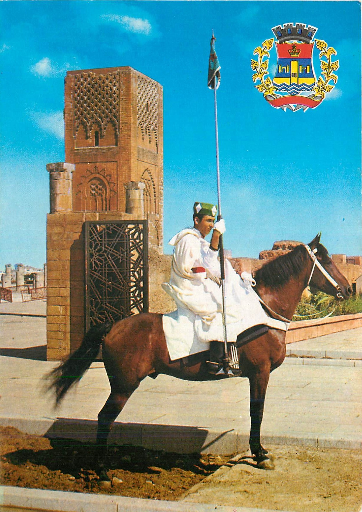 CPM Rabat Cavalier de la Garde Royal et la Tour Hassan